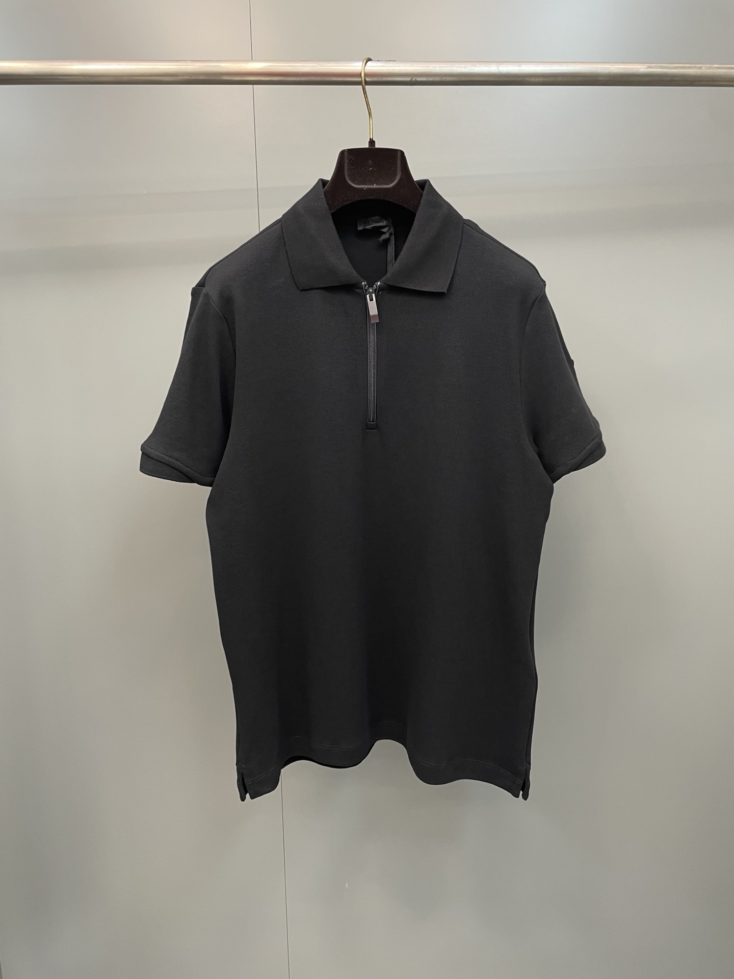 NO:823060,Mouthless 26SS half-zip Polo shirt. The original version was purchased and developed at the first time. It is made of 240g cotton double-sided pique fabric, flat machine ribbing, no color difference, customized with 11 chapters, customized with 11 zippers, customized with 11 trademarks, the fabric has been pre-washed, not easy to shrink and deform, and fits the shape!  ,Meng Mou-clothing,Moncler,19860909蒙口26SS半拉链Polo衫.第一时间原版购入开发,采用全棉双面珠地布240克,扁机罗纹,无色差,定制11章仔,定制11拉链,定制11商标,面料经过预洗,不易缩水变形,合身版型！,蒙口-服装,Moncler,,Women's clothing