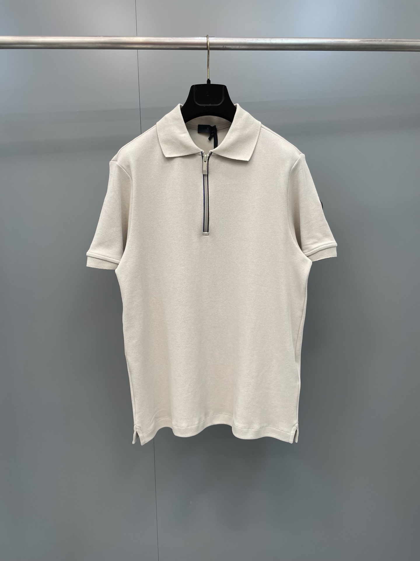 NO:823098,Mouthless 26SS half-zip Polo shirt. The original version was purchased and developed at the first time. It is made of 240g cotton double-sided pique fabric, flat machine ribbing, no color difference, customized with 11 chapters, customized with 11 zippers, customized with 11 trademarks, the fabric has been pre-washed, not easy to shrink and deform, and fits the shape!  ,Meng Mou-clothing,Moncler,19860909蒙口26SS半拉链Polo衫.第一时间原版购入开发,采用全棉双面珠地布240克,扁机罗纹,无色差,定制11章仔,定制11拉链,定制11商标,面料经过预洗,不易缩水变形,合身版型！,蒙口-服装,Moncler,,Women's clothing