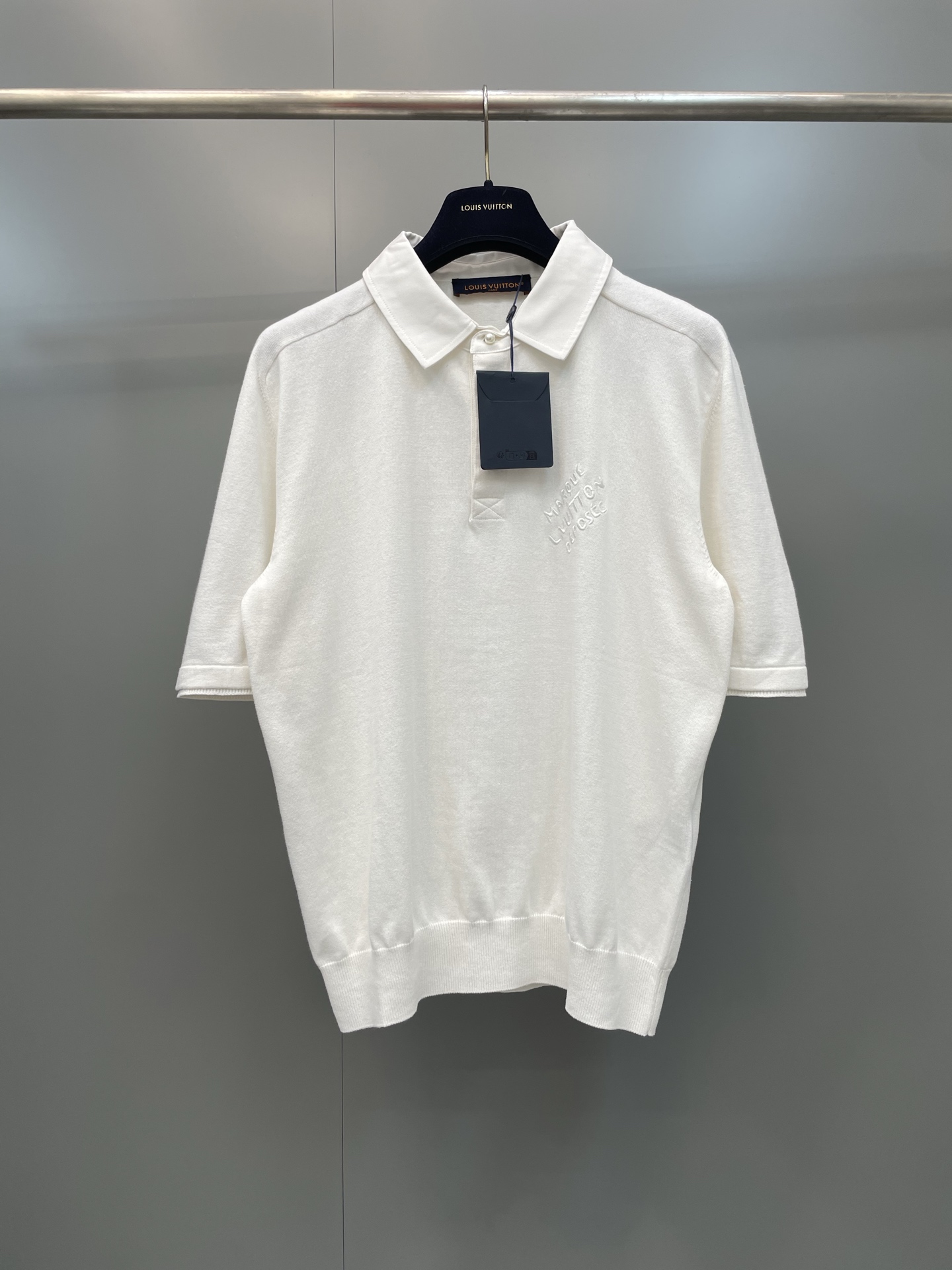NO:823059,Lujia lapel knitted short-sleeved polo, this polo shirt is made of fine cotton knitting, with a formal shirt collar to show tailoring style. Marque 1Vuitton deposee embroidery on the front  The logo and the pearlescent buttons on the top show the 1V letter, which can be easily integrated into the classic nautical style. The high-quality yarn and craftsmanship make this sweater have good wear resistance and washability, and can keep it beautiful and comfortable for a long time. The fabric is made of extremely fine woven fabrics. After special washing, it has a soft touch and is not easy to stretch out of shape. The overall texture is fine and smooth, has good gloss, and is extremely breathable.  The embroidery pattern is very fine and dense, with clear patterns and a strong sense of line and three-dimensionality. The linen embroidery thread is combined with encrypted processing, and the embroidery body has a subtle matte visual texture; the overall stitching is fine and the fineness and texture are consistent, adding a sense of layering to the simple design. In terms of overall tailoring, the woolen polo shirt is noted  Focus on fit and comfort. Appropriate tailoring can highlight the wearer's figure advantages while soft fabrics can ensure wearing comfort. Through selected fabrics and unique tailoring, it brings the wearer a classic and modern wearing experience. Louis Vuitton-clothing, Louis  vuitton,louis vuitton,louis vuitton,shirts,T-shirt,19860909驴家翻领针织短袖polo,本款马球衫取材细腻棉质针织,以正装衬衫领彰显精裁风范.正面刺绣Marque 1Vuitton deposee 标识,顶端珠光纽扣呈现1V字母,可轻松融入经典航海造型.高质量的纱线和工艺使得这种针织衫具有较好的耐磨性和耐洗性,可以长时间保持美观和舒适.面料极细织织片打造,经特殊洗水后具有柔软触感、拉伸不易变形.整体质感细腻光滑,光泽度好,极具透气性. 刺绣图案非常精细针法绵密,图案清晰且线条感和立体感强.亚麻材质绣线结合加密处理,绣体具有微妙的哑光视觉质感；整体针脚细密,精细度质感一致,为简约设计增添了层次感.整体剪裁上,毛织马球衫注重合身性和舒适性.合适的剪裁能够凸显出穿着者的身材优势而柔软的面料则能够确保穿着的舒适度.通过精选的面料和独特的剪裁、为穿着者带来一种既经典又现代的穿着体验.,路易威登-服装,louis vuitton,louis vuitton,louis vuitton,shirts,T-shirt,,Women's clothing