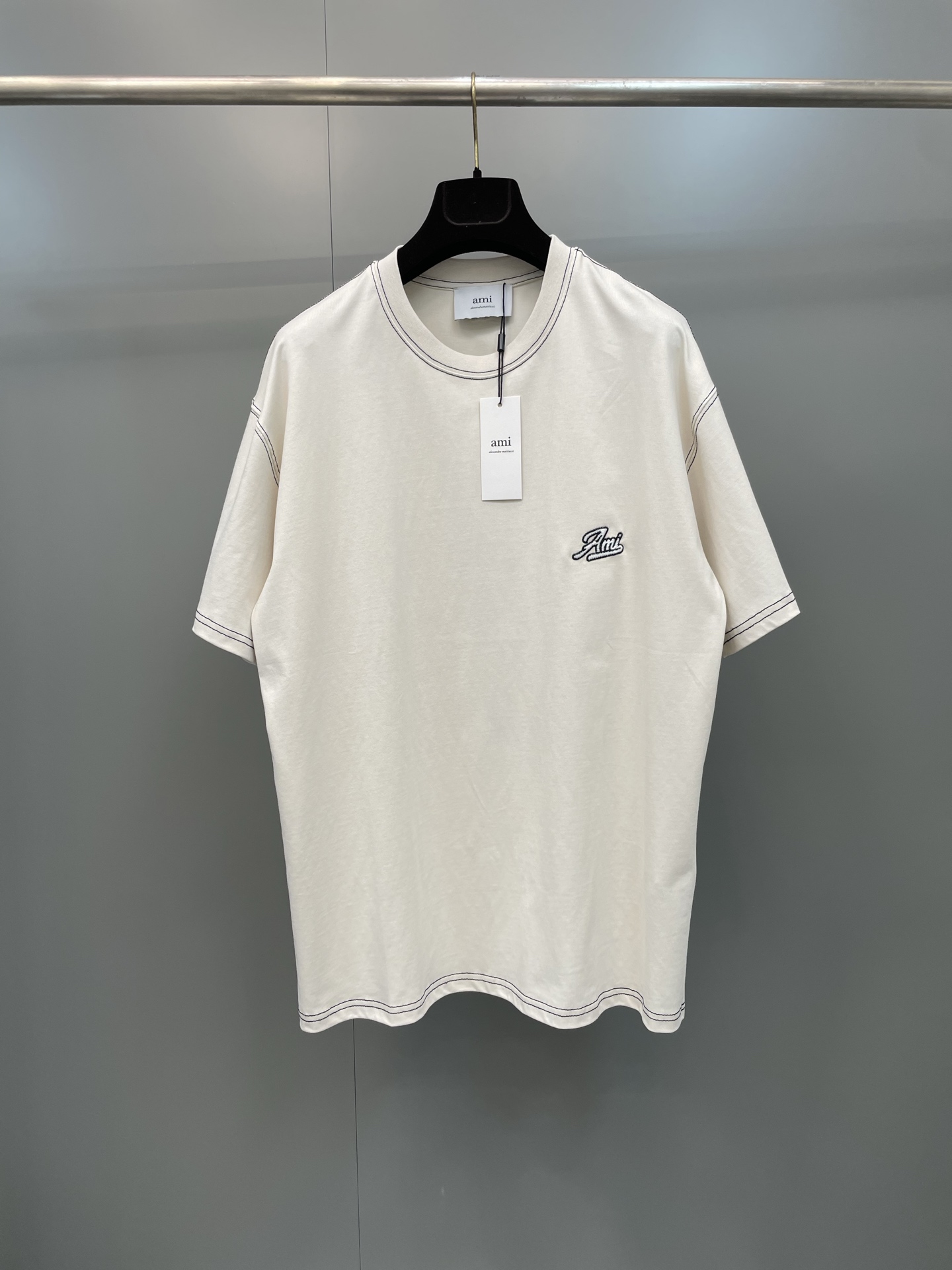 NO:823068,AMI25SS short sleeves with logo embroidered on the chest! The whole garment is three-dimensionally positioned and tailored. The version is loose and gender-neutral. The full set of customized accessories, hang tags, washed labels and Sydney paper are no different from those at the counters. The 'AMI' in the brand name means 'friend' in French, and the designer also works with street models and personal friends to spread the word.  It conveys the brand meaning of being friendly and sociable. Just like the process of continuous enrichment of personal wardrobes in reality, in addition to the brand's classic models such as tailoring-style tapered trousers and neat button-down shirts, AMI's ready-to-wear clothing always sees a variety of novel designs. Men's clothing, shirts, T-shirts,19860909AMI25SS胸前刺绣logo短袖!整衣立体定位剪裁版型宽松无性别穿搭全套定制辅料吊牌洗水唛雪梨纸做到与专柜无差别品牌名称中的“AMI〞即是法语的“朋友”,而设计师亦通过与街拍模特以及个人好友的合作,传递出乐善好交的品牌涵义.就如现实中私人衣橱不断丰富的过程一样,AMI每一季的成衣除了精裁风格的锥形长裤、利落的纽扣衬衫等品牌经典款之外,总会见到各式各样的新颖设计.,男装,shirts,T-shirt,,Women's clothing