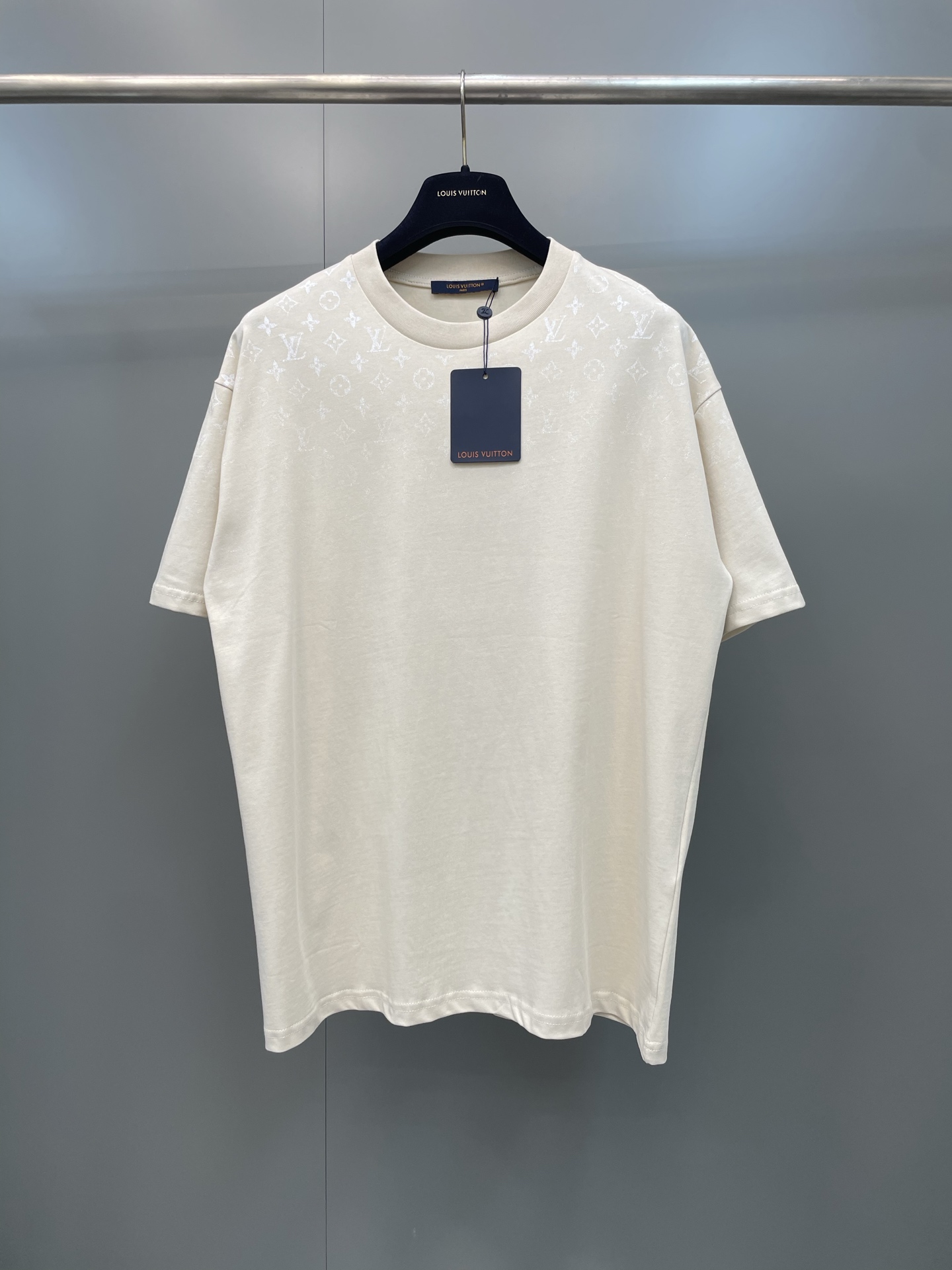 NO:823063,Lujia's new seasonal gradient printed MONOGRAM GRADIENT graphic T-shirt is priced at 38 at the counter. Description: This T-shirt is made of lightweight cotton knitted with a full-length Monogram Gradient pattern, showing the Monogram print dissipating from the shoulders to the chest, injecting a brand atmosphere into the casual look. Standard fit cotton logo print ribbed collar, Louis Vuitton-clothing, louis vuitton, louis vuitton, louis vuitton,19860909驴家当季新款渐变印花MONOGRAM GRADIENT 图案 T 恤 专柜售价38, 说明 本款 T 恤为轻盈棉质针织铺陈全幅 Monogram Gradient 图案,展现 Monogram 印花自肩部向胸口消散之景,为休闲造型注入品牌气息. 标准版型 棉 标识印花 罗纹衣领,路易威登-服装,louis vuitton,louis vuitton,louis vuitton,,Women's clothing