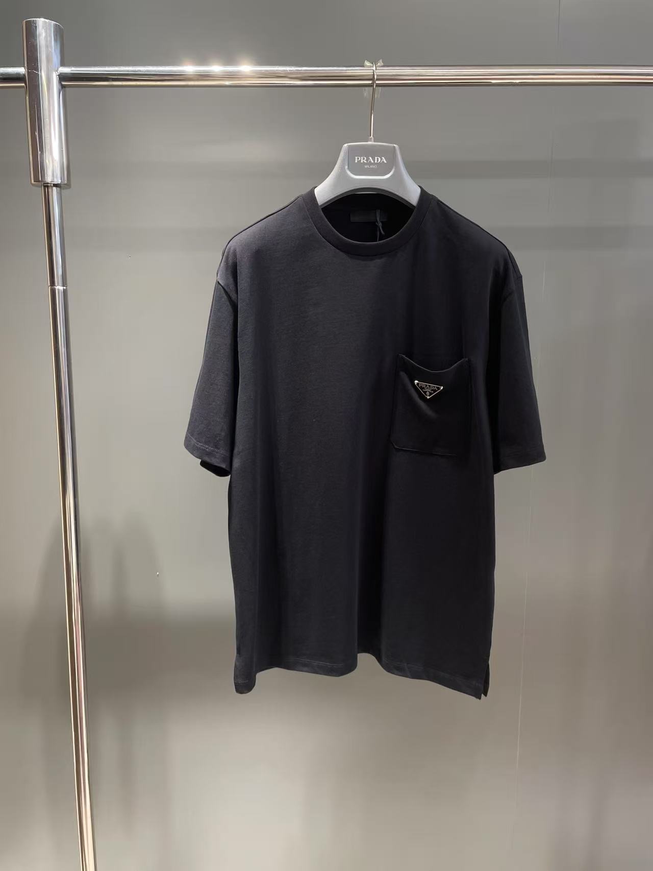 NO:823082,Prada25ss triangle logo pocket short sleeves  This model uses 16 counts of 260g combed siro spinning with dust-free singeing and wool processing. After the garment is made, the weight is 280g with soft washing water. The 1*1 stretch rib is dyed in the same vat to ensure that the same color does not deform. The hem has a slit design and the chest has a custom molded inverted triangle iron mark. The ultra-high count spun cotton thread makes the cutting process more fashionable and neat, with a soft hand feel and a high level of comfort when worn next to the body., Prada - Clothing, prada, prada, T-shirt,19860909Prada25ss三角标口袋短袖 此款采用16支260克精梳赛络纺纱无尘烧毛加食毛工艺,成衣后加柔洗水克重达280克,同缸染1*1拉架罗纹保证同色不变形.下摆开叉设计,胸口定制开模倒三角铁标.超高支数的细纱棉线让裁剪工艺更为时髦利落,手感柔软,贴身穿着舒适度极高.,普拉达-服装,prada,prada,T-shirt,,Women's clothing