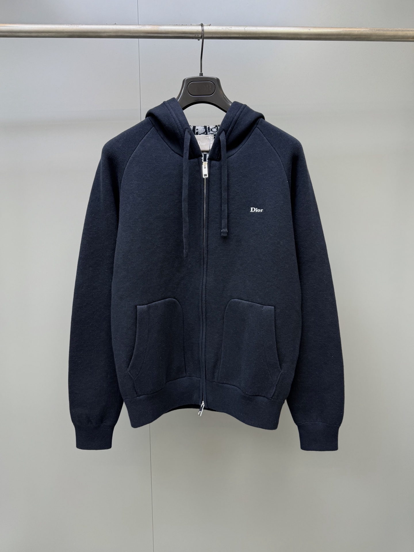 NO:951587,CD26's new hooded sweatshirt, this couture version reinterprets a basic item. Crafted from blue cotton blend jacquard fabric with a contrasting all-over Oblique printed lining, it is both comfortable and elegant. It can be paired with the collection's matching sports pants to create a sophisticated casual streetwear look. All-over Oblique printed lining Dior embroidered drawstring hood Ribbed hem and cuffs Side welt pockets  94 cotton, 5 nylon, 1 spandex, comfortable fit, Dior-clothing, dior, dior, hats,19860909CD26新款连帽运动衫,这款以高订风范版本重新诠释基本款单品.采用蓝色棉质混纺提花面料精心制作,搭配对比鲜明的通体Oblique印花里料,兼具舒适和优雅.可与该系列的配套运动长裤搭配,打造精致的休闲街头服饰 造型. 通体Oblique 印花里料 Dior刺绣抽绳风帽 罗纹底边和袖口侧面贴边口袋 94棉,5锦纶,1氨纶 舒适版型,迪奥-服装,dior,dior,hats,,Women's clothing