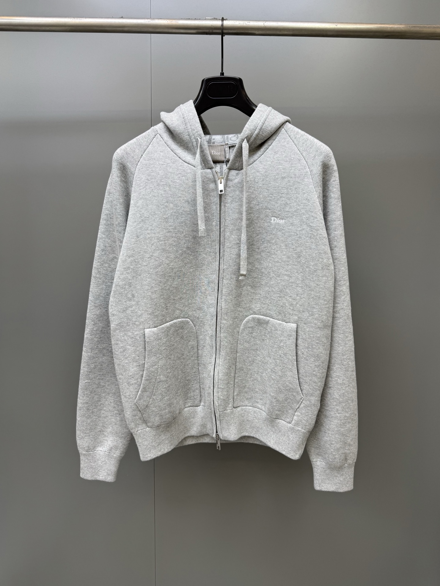 NO:951612,CD26's new hooded sweatshirt, this couture version reinterprets a basic item. Crafted from blue cotton blend jacquard fabric with a contrasting all-over Oblique printed lining, it is both comfortable and elegant. It can be paired with the collection's matching sports pants to create a sophisticated casual streetwear look. All-over Oblique printed lining Dior embroidered drawstring hood Ribbed hem and cuffs Side welt pockets  94 cotton, 5 nylon, 1 spandex, comfortable fit, Dior-clothing, dior, dior, hats,19860909CD26新款连帽运动衫,这款以高订风范版本重新诠释基本款单品.采用蓝色棉质混纺提花面料精心制作,搭配对比鲜明的通体Oblique印花里料,兼具舒适和优雅.可与该系列的配套运动长裤搭配,打造精致的休闲街头服饰 造型. 通体Oblique 印花里料 Dior刺绣抽绳风帽 罗纹底边和袖口侧面贴边口袋 94棉,5锦纶,1氨纶 舒适版型,迪奥-服装,dior,dior,hats,,Women's clothing