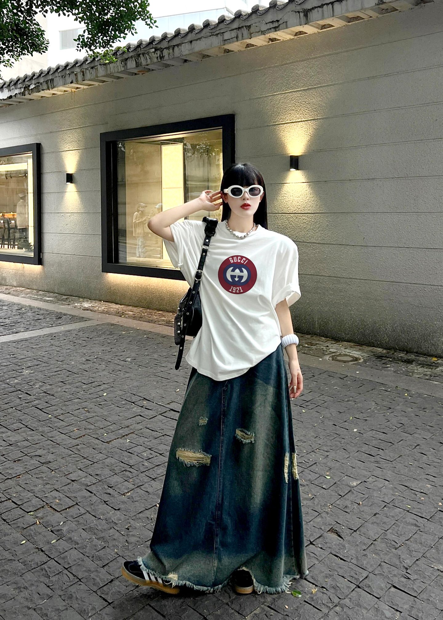 💰65 上新!春夏Gucci新款短袖T恤,版型剪裁特别有讲究!上身很洋气显瘦!字母特别设计!!这种好看的ㄒ一定要提前备起来!内搭外穿都看! 高密针织圆领设计,平整简约!亲肤透爽!T恤面料的柔软性舒适性无可挑剔!男女均可驾驭,打破性别局限性。
尺码:S-3XL
颜色:黑色
S码:身高155~160,体重80-95斤左右
M码:身高161~165,体重95-120斤左右 L码:身高166~170,体重120-140斤左右 XL码:身高171~175,体重140-165斤左右 2XL码:身高176~185,体重165-185斤左右 3XL码:身高185~195,体重185-210斤左右