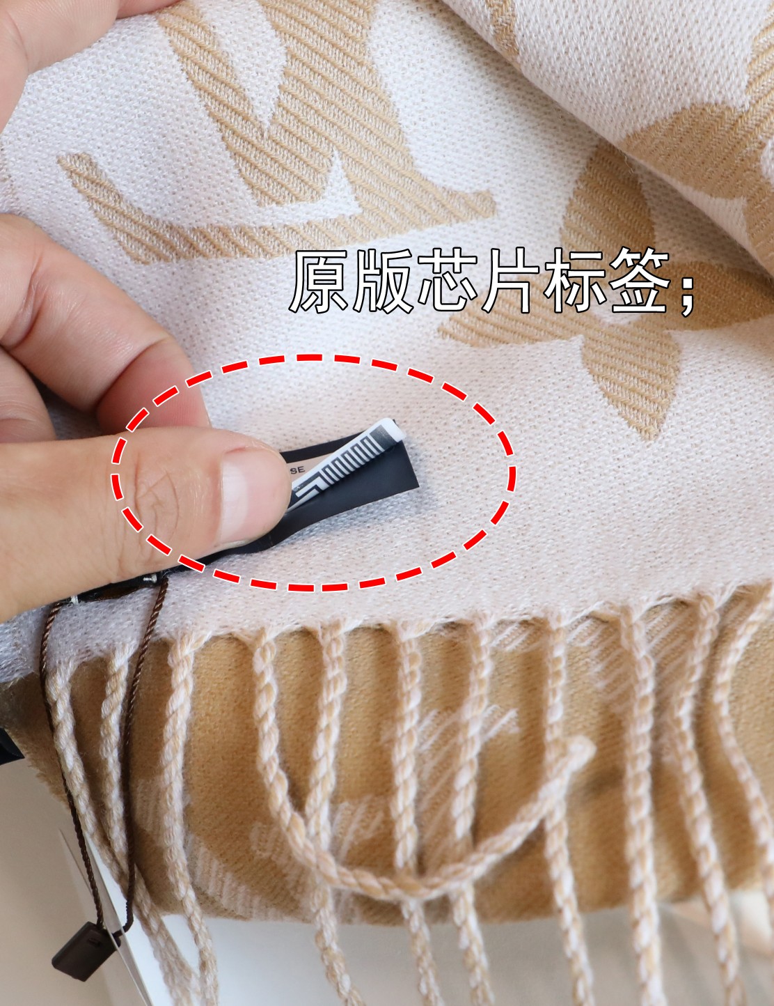 Louis Vuitton 最新 L双排logo 最新设计语言 标 洗水标全部单款单定 跟足细节 支持 对比验货 吊牌都单独款号 细节真的一百分 围巾纱支细腻 绝非跟图随便做做 手感柔软细腻 紧密不勾丝 真心替姐妹们省钱 规格31*170 左右