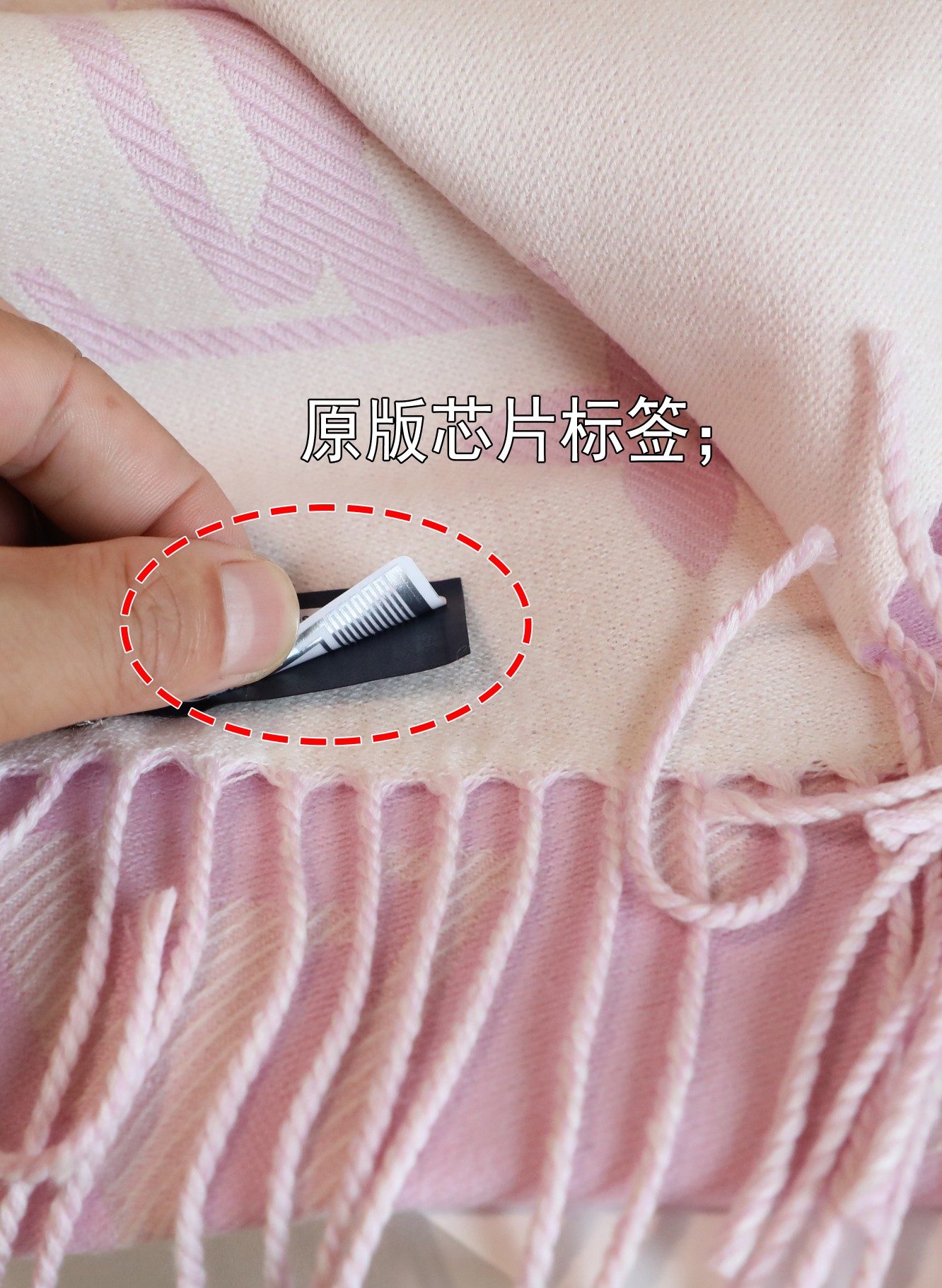 Louis Vuitton 最新 L双排logo 最新设计语言 标 洗水标全部单款单定 跟足细节 支持 对比验货 吊牌都单独款号 细节真的一百分 围巾纱支细腻 绝非跟图随便做做 手感柔软细腻 紧密不勾丝 真心替姐妹们省钱 规格31*170 左右