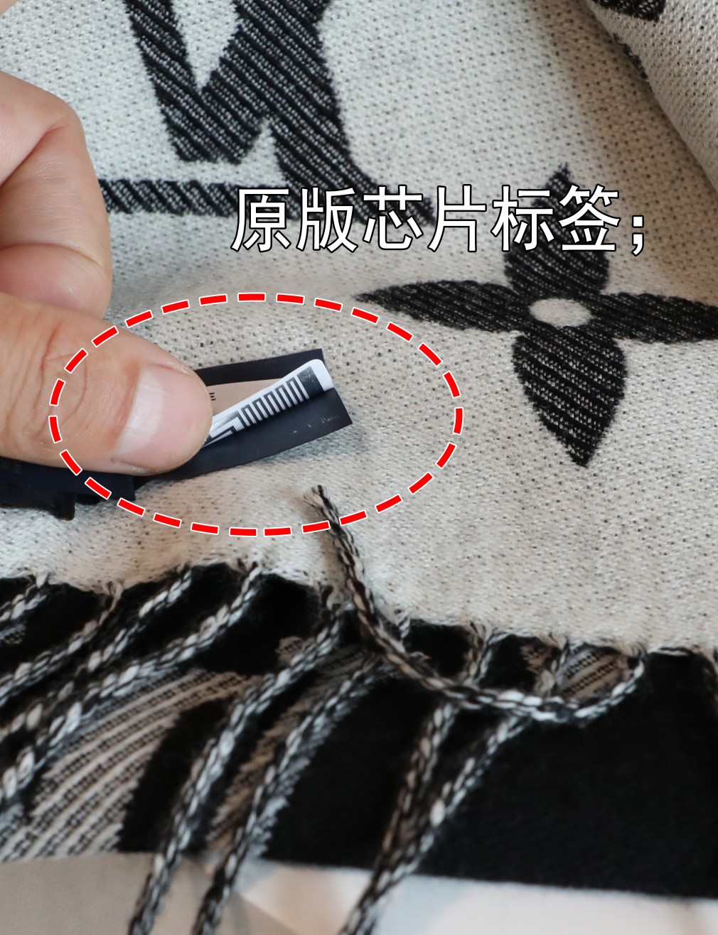 Louis Vuitton 最新 L双排logo 最新设计语言 标 洗水标全部单款单定 跟足细节 支持 对比验货 吊牌都单独款号 细节真的一百分 围巾纱支细腻 绝非跟图随便做做 手感柔软细腻 紧密不勾丝 真心替姐妹们省钱 规格31*170 左右