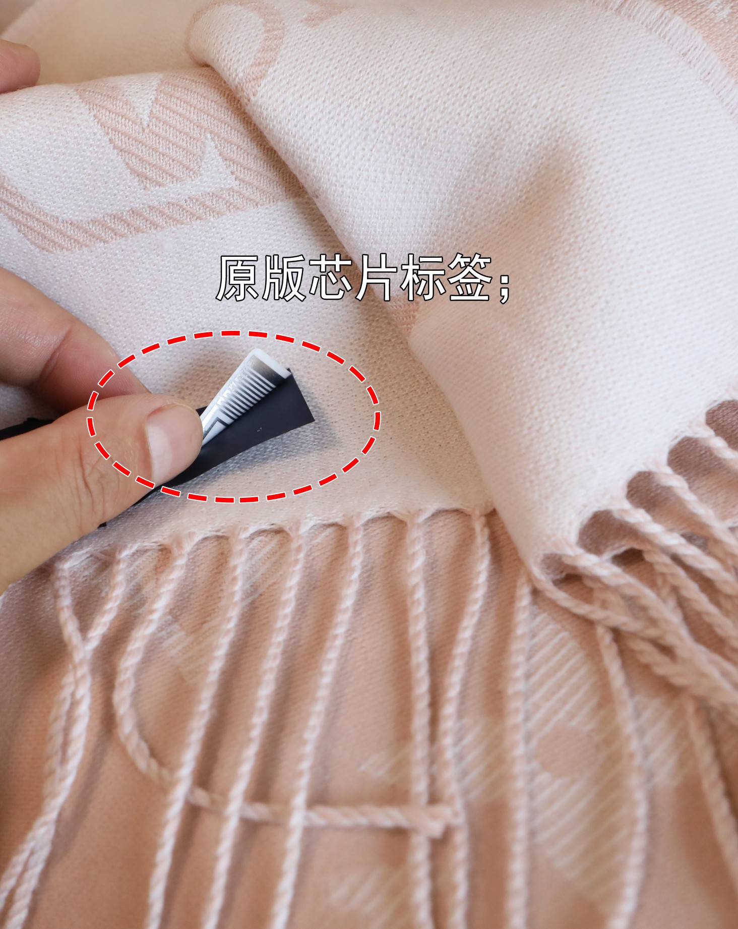 Louis Vuitton 最新 L双排logo 最新设计语言 标 洗水标全部单款单定 跟足细节 支持 对比验货 吊牌都单独款号 细节真的一百分 围巾纱支细腻 绝非跟图随便做做 手感柔软细腻 紧密不勾丝 真心替姐妹们省钱 规格31*170 左右