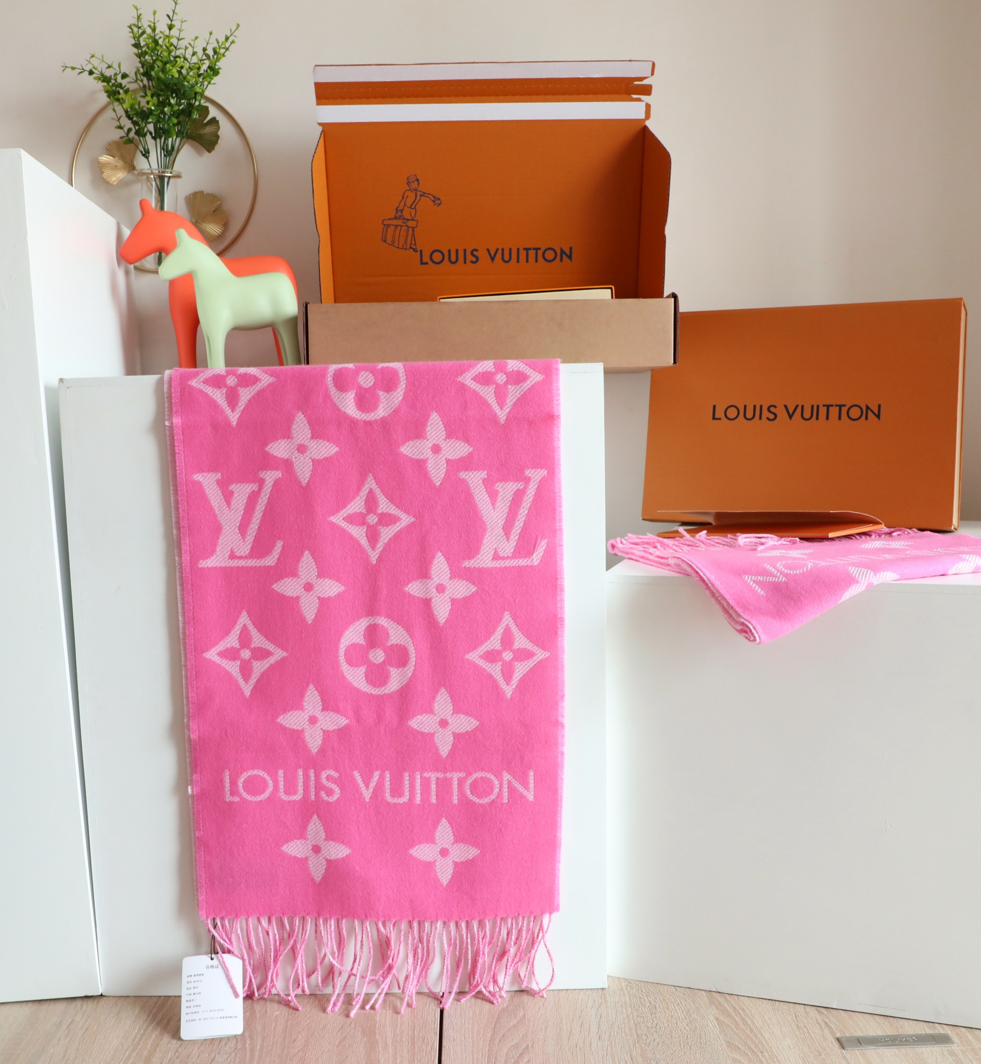 Louis Vuitton 最新 L双排logo 最新设计语言 标 洗水标全部单款单定 跟足细节 支持 对比验货 吊牌都单独款号 细节真的一百分 围巾纱支细腻 绝非跟图随便做做 手感柔软细腻 紧密不勾丝 真心替姐妹们省钱 规格31*170 左右