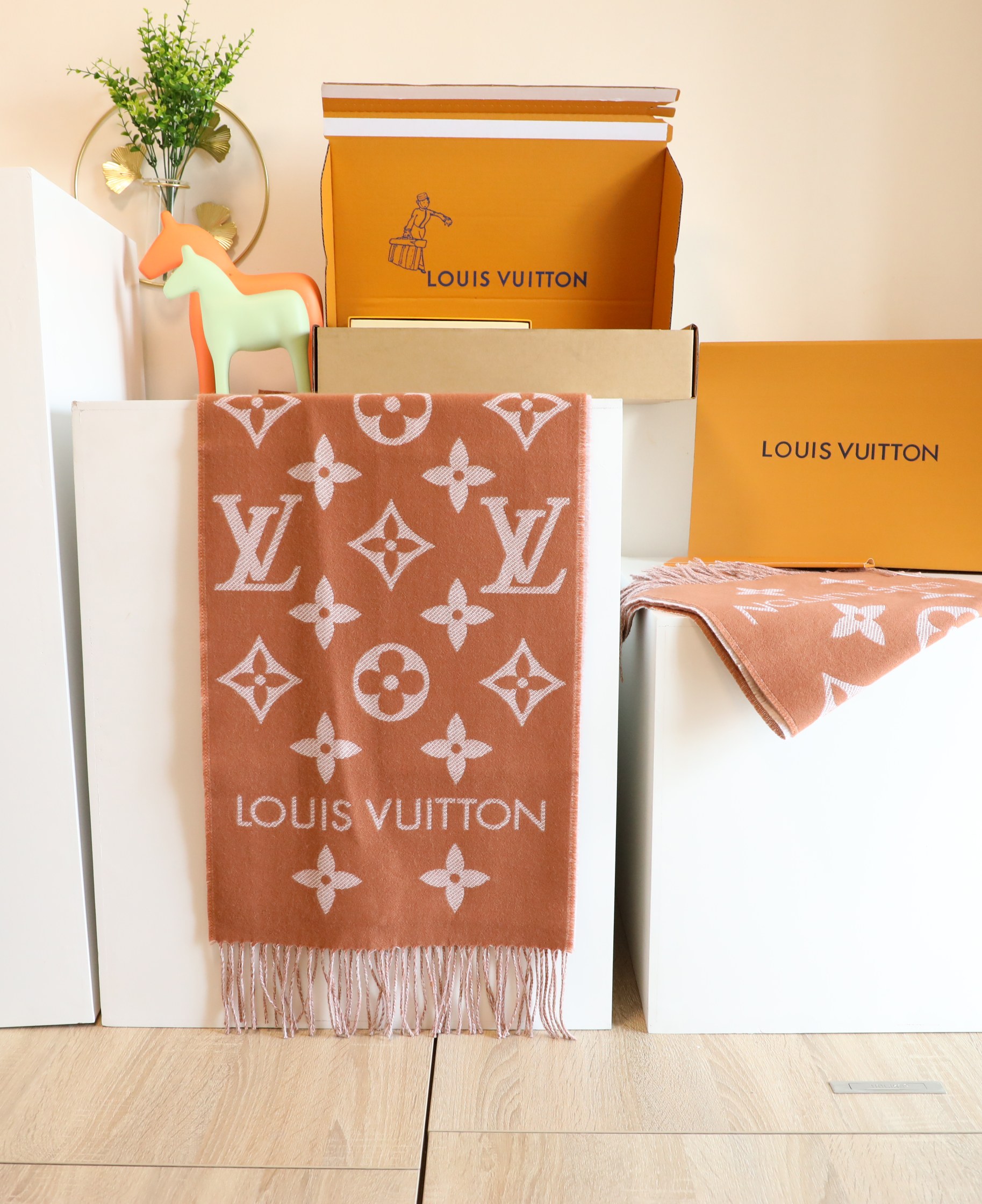 Louis Vuitton 最新 L双排logo 最新设计语言 标 洗水标全部单款单定 跟足细节 支持 对比验货 吊牌都单独款号 细节真的一百分 围巾纱支细腻 绝非跟图随便做做 手感柔软细腻 紧密不勾丝 真心替姐妹们省钱 规格31*170 左右