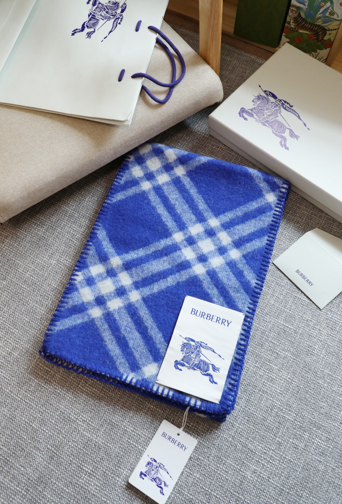 NO:163259,The same style as Quan Zhixian, original quality 7 colors, made two qualities, the original quality is relatively thick, fluffy and upright, double-line locking line, those who have seen the authentic products know that the locking line is very dense and thick, twice reinforced the locking edge, the overall feeling of the scarf is very good, classic large-scale design, brand elements full of screen, young design, candy colors are more selective, three standards are complete, the degree of exquisiteness is as shown, what you see is what you get, the quality must be reflected in details, what you understand, the specifications are 182*30cm ordinary scarf, ordinary scarf19860909全智贤同款 原版品质7色 做了两个品质,原版品质手感比较粗矿 蓬松挺拔 双线锁边线 看过正品的都知道哦锁边线很密很粗 两次加固锁边 围巾整体感很好,经典大标设计 满屏的品牌元素,设计风格年轻 糖果色较挑人 三标齐全 精致程度如图 所见即所得 品质还得细节体现 懂的自然懂 规格182*30cm普通围巾,普通围巾,scarf