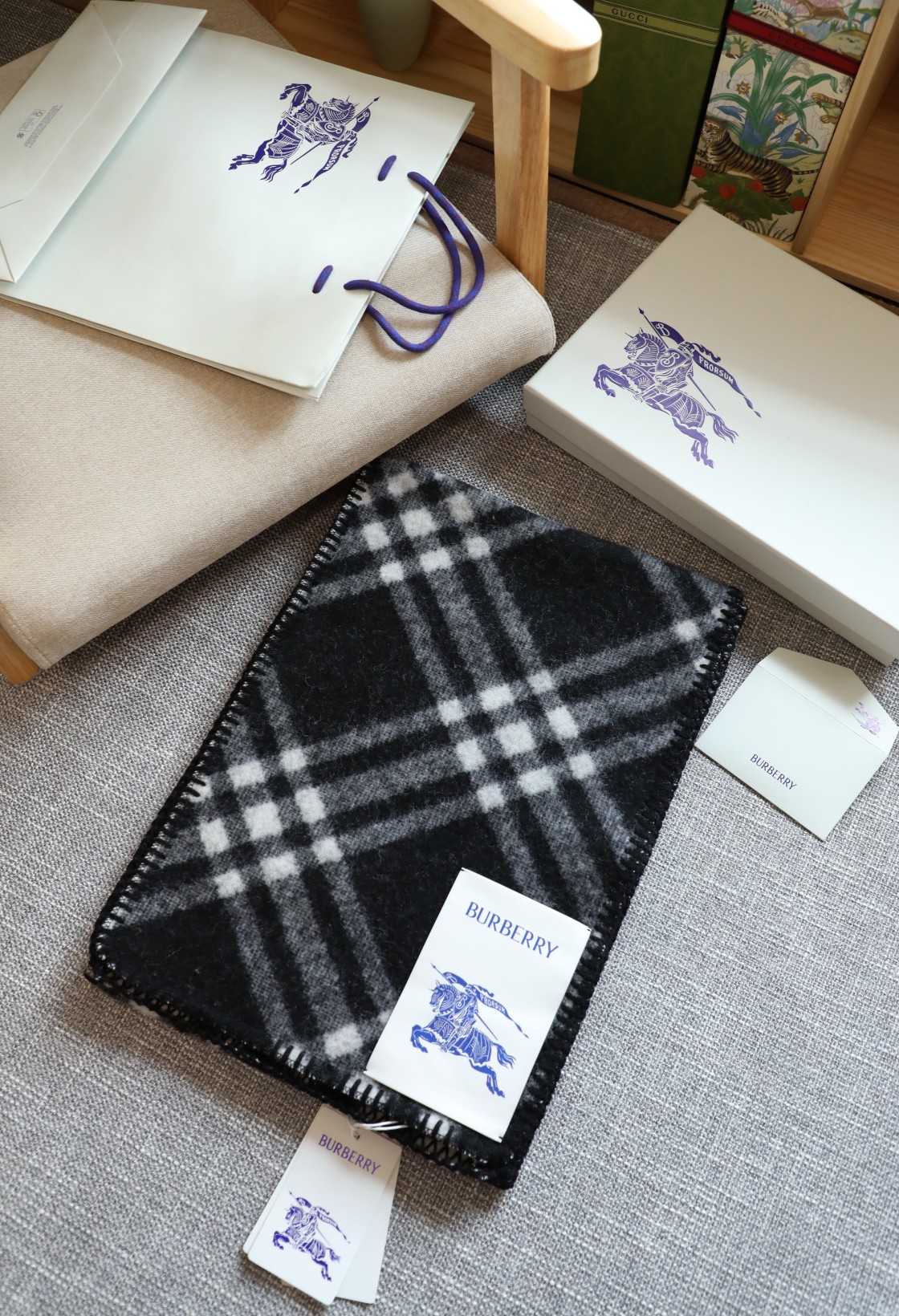 NO:163253,The same style of Quan Zhixian has made two qualities. The original quality is relatively thick, fluffy and upright, double-line locking line. Those who have seen the authentic products know that the locking line is very dense and thick. The locking edge is reinforced twice. The overall feeling of the scarf is very good, the classic large-label design. The brand elements are all over the screen, the design style is young. The candy color is more selective. The three standards are complete. The degree of exquisiteness is as shown. What you see is what you get. The quality must be reflected in details. What you understand will naturally understand. Specifications are 182*30cm ordinary scarf, ordinary scarf.19860909全智贤同款做了两个品质,原版品质手感比较粗矿 蓬松挺拔 双线锁边线 看过正品的都知道哦锁边线很密很粗 两次加固锁边 围巾整体感很好,经典大标设计 满屏的品牌元素,设计风格年轻 糖果色较挑人 三标齐全 精致程度如图 所见即所得 品质还得细节体现 懂的自然懂 规格182*30cm普通围巾,普通围巾,scarf