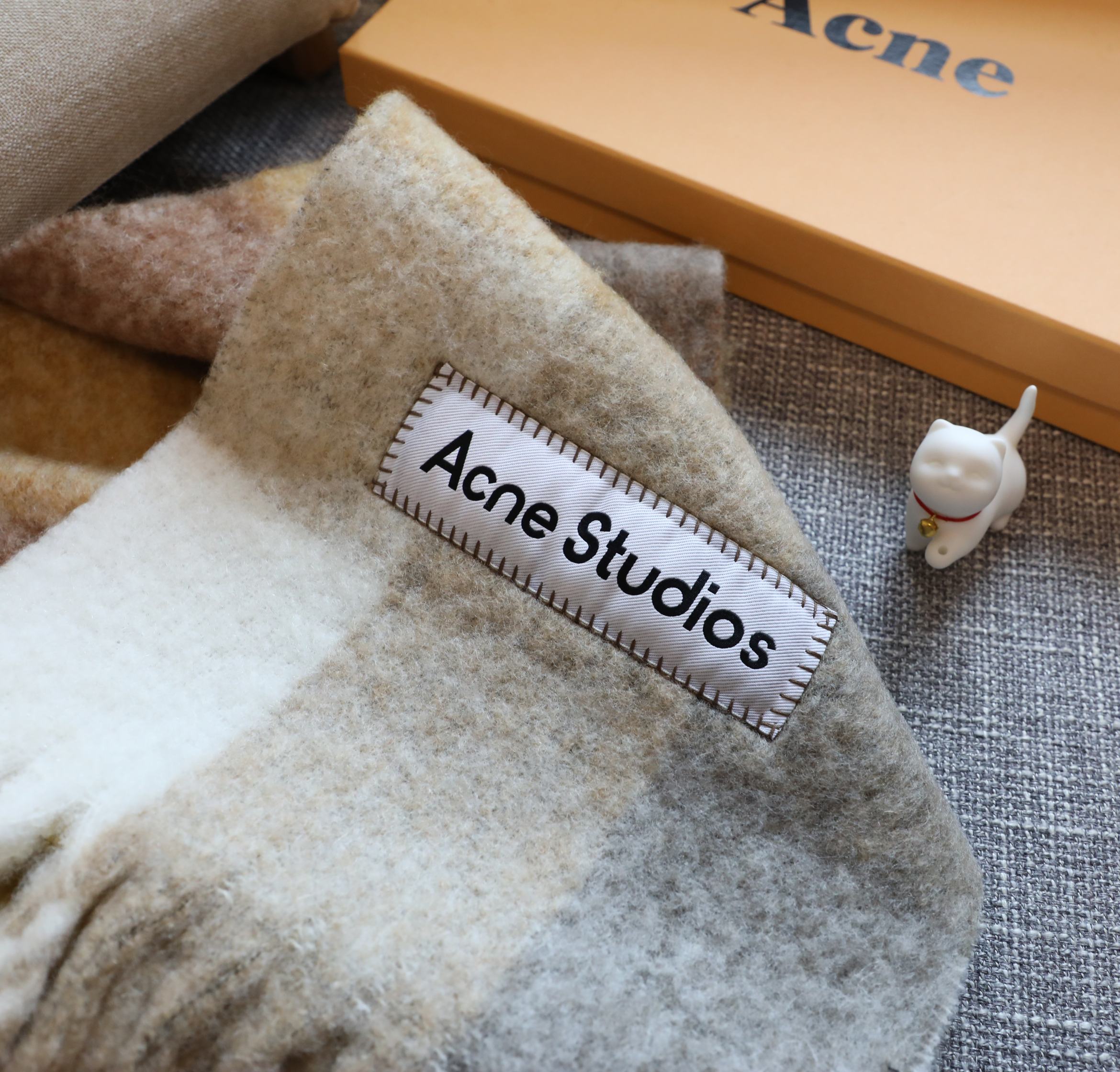 Acne Studios 艾克妮马海毛围巾