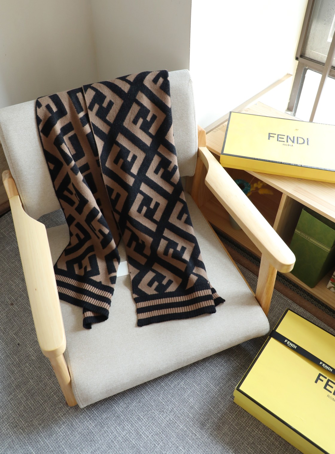 Fendi 超美仪态 柔软亲肤 到想哭的款式 绝逼超高性价比‼ ‼ ‼ ‼ ‼ 【FF针织螺纹口羊绒小围巾】 双F设计 怎么搭怎么美 小尺寸更好打理 男女都适合 蓬松感很强 性价比很高 规格35*180