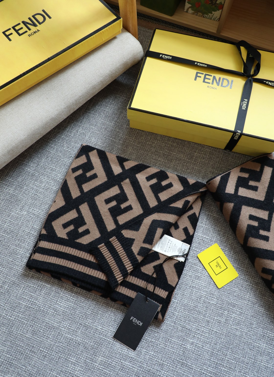 Fendi 超美仪态 柔软亲肤 到想哭的款式 绝逼超高性价比‼ ‼ ‼ ‼ ‼ 【FF针织螺纹口羊绒小围巾】 双F设计 怎么搭怎么美 小尺寸更好打理 男女都适合 蓬松感很强 性价比很高 规格35*180