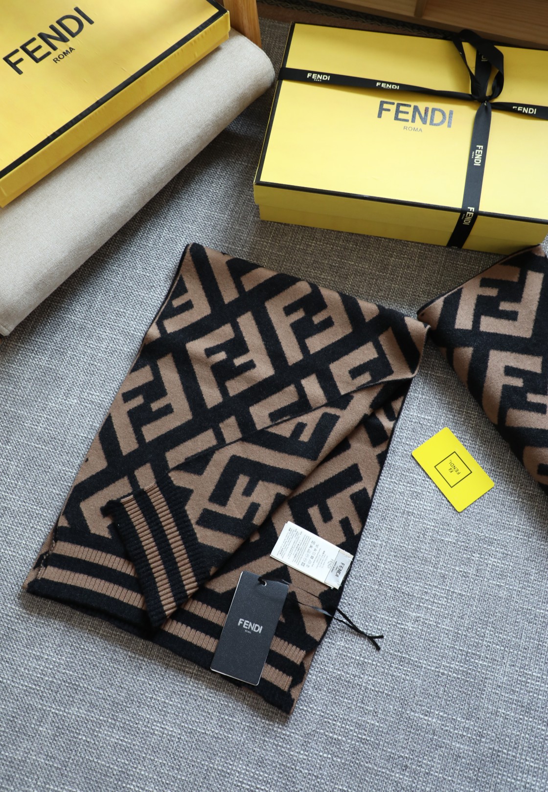 Fendi 超美仪态 柔软亲肤 到想哭的款式 绝逼超高性价比‼ ‼ ‼ ‼ ‼ 【FF针织螺纹口羊绒小围巾】 双F设计 怎么搭怎么美 小尺寸更好打理 男女都适合 蓬松感很强 性价比很高 规格35*180