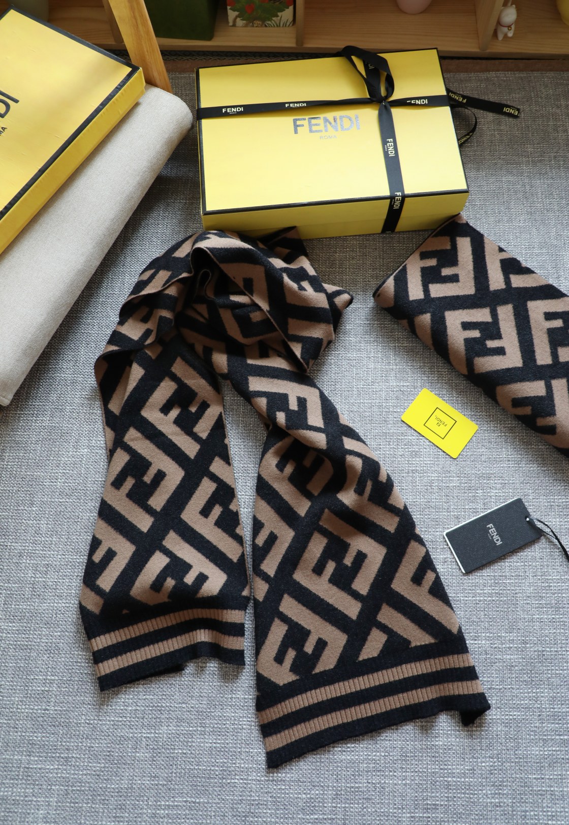 Fendi 超美仪态 柔软亲肤 到想哭的款式 绝逼超高性价比‼ ‼ ‼ ‼ ‼ 【FF针织螺纹口羊绒小围巾】 双F设计 怎么搭怎么美 小尺寸更好打理 男女都适合 蓬松感很强 性价比很高 规格35*180