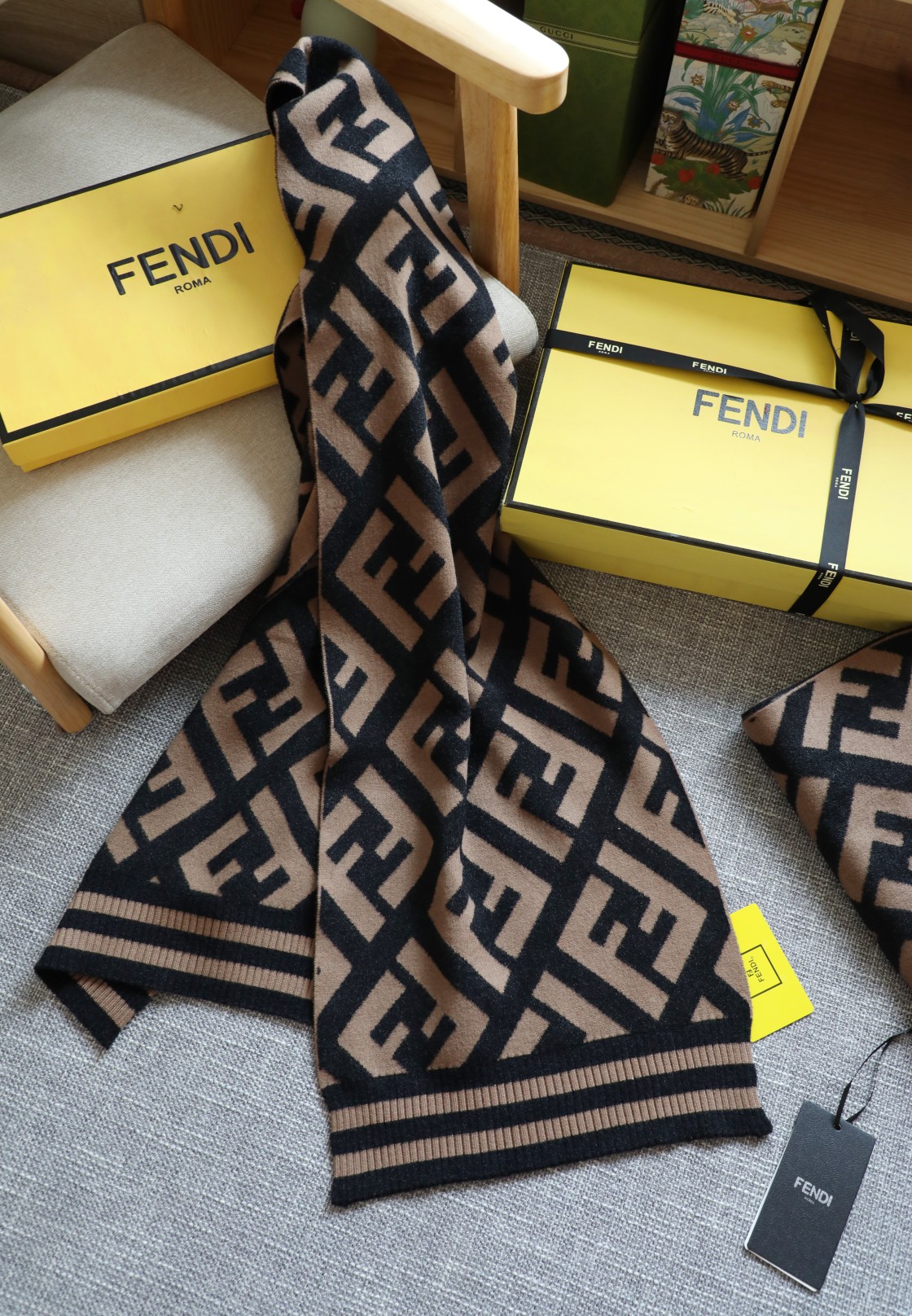 Fendi 超美仪态 柔软亲肤 到想哭的款式 绝逼超高性价比‼ ‼ ‼ ‼ ‼ 【FF针织螺纹口羊绒小围巾】 双F设计 怎么搭怎么美 小尺寸更好打理 男女都适合 蓬松感很强 性价比很高 规格35*180