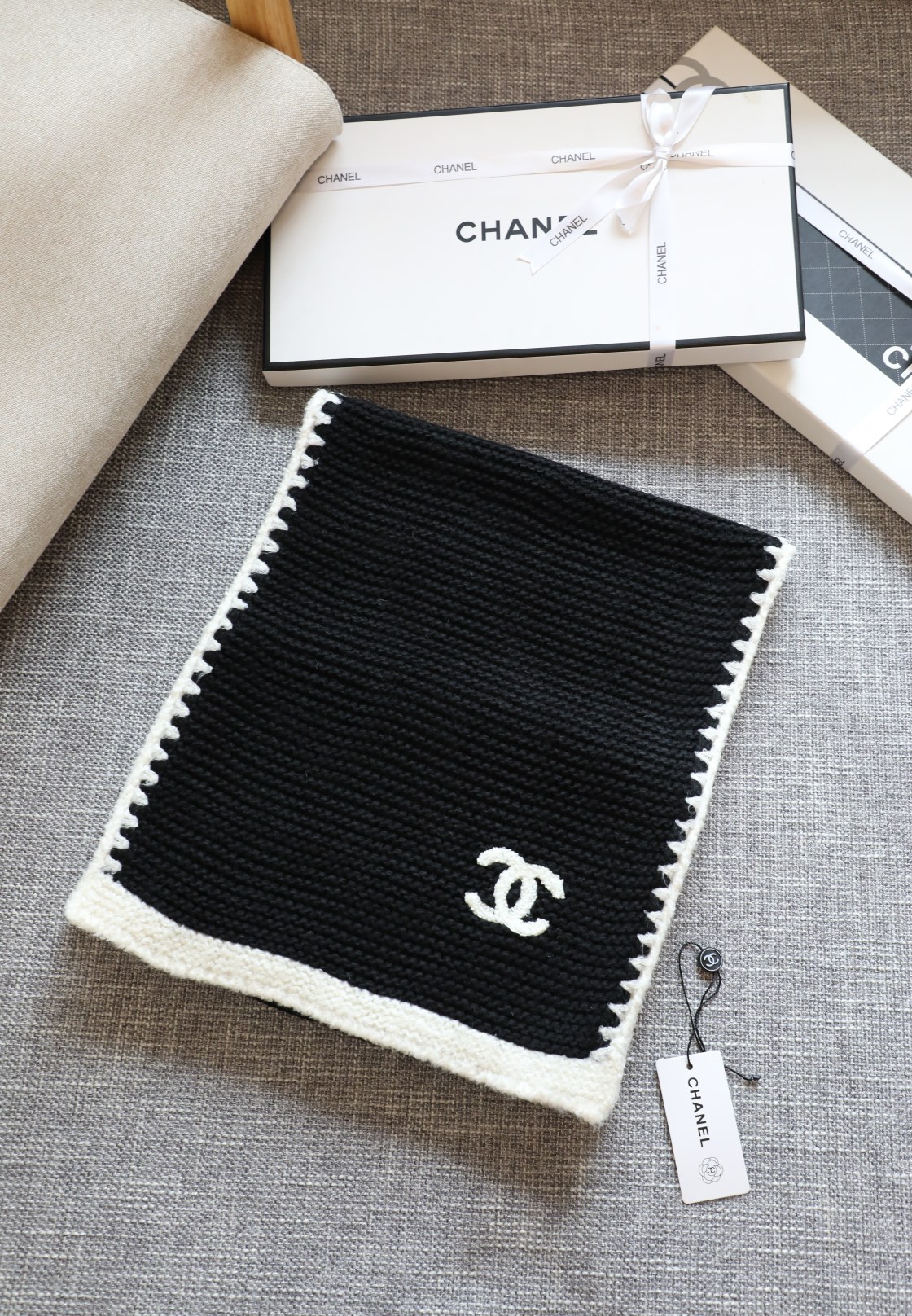 NO:163642,The new Chanel counter model [Little Fragrance Knitted Long Scarf] is beautiful [Tearing] The imperial palace-level top-quality new counter is on sale. Imported pure cashmere fashionable knitted wool scarf shawl is extremely beautiful. Really, the upper body is extremely skin-skin color, versatile, look at it yourself if you look good or not. Scarf size 33170cm, selected pure cashmere, the first choice for gift gifts is ordinary scarf, ordinary scarf, chanel, shawls19860909香奈儿专柜新款【小香花边针织长巾】美翻了[流泪]御用殿堂级极品新款专柜在售 进口纯羊绒时尚镶边针织毛线围巾披肩美丽至极 真的 上身极为衬肤色 百搭 好看不好看自己看吧 围巾尺寸33170cm,精选纯羊绒,送礼首选佳品普通围巾,普通围巾,chanel,shawls,scarf