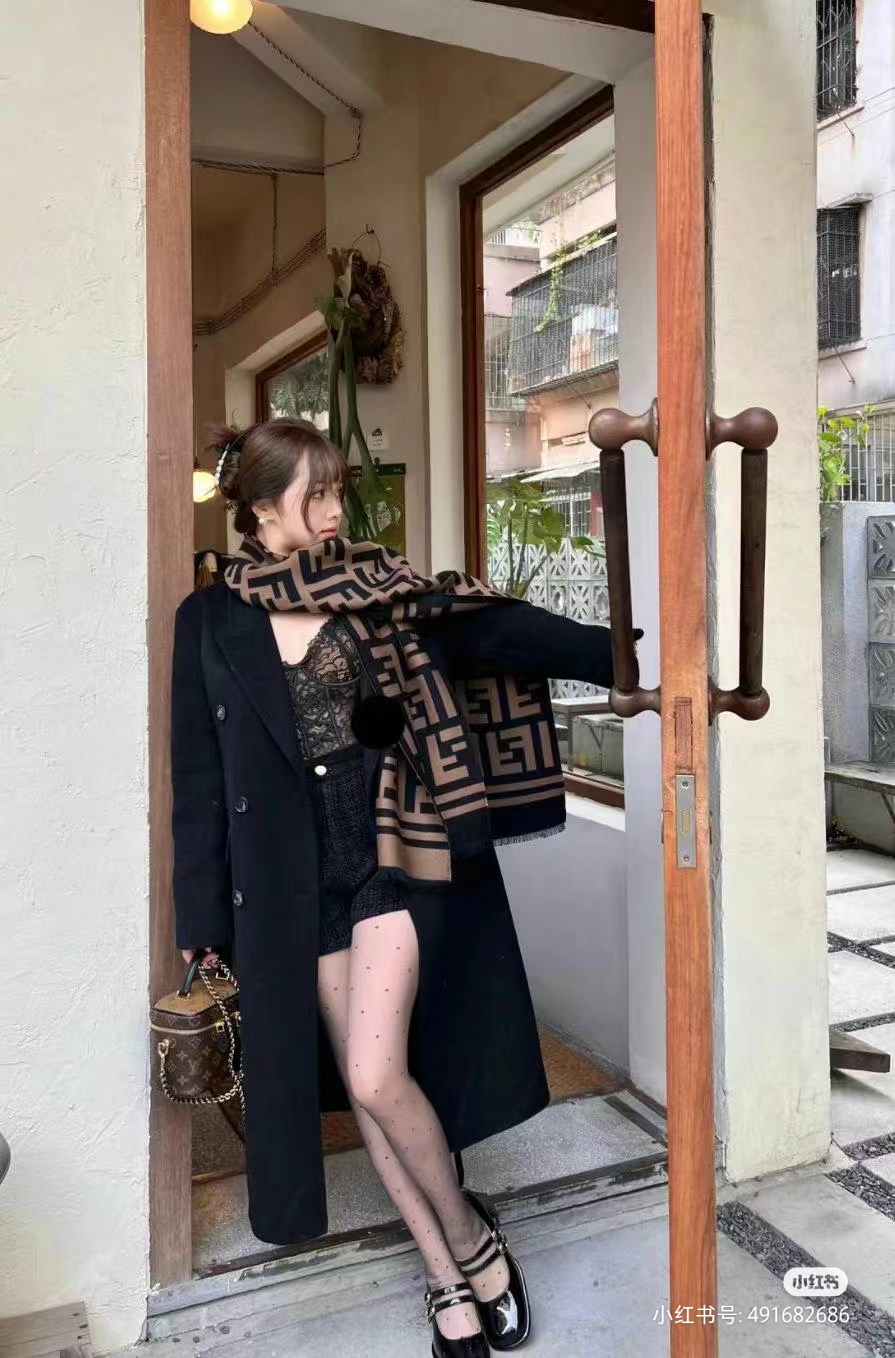 Fendi 最新版F 围巾