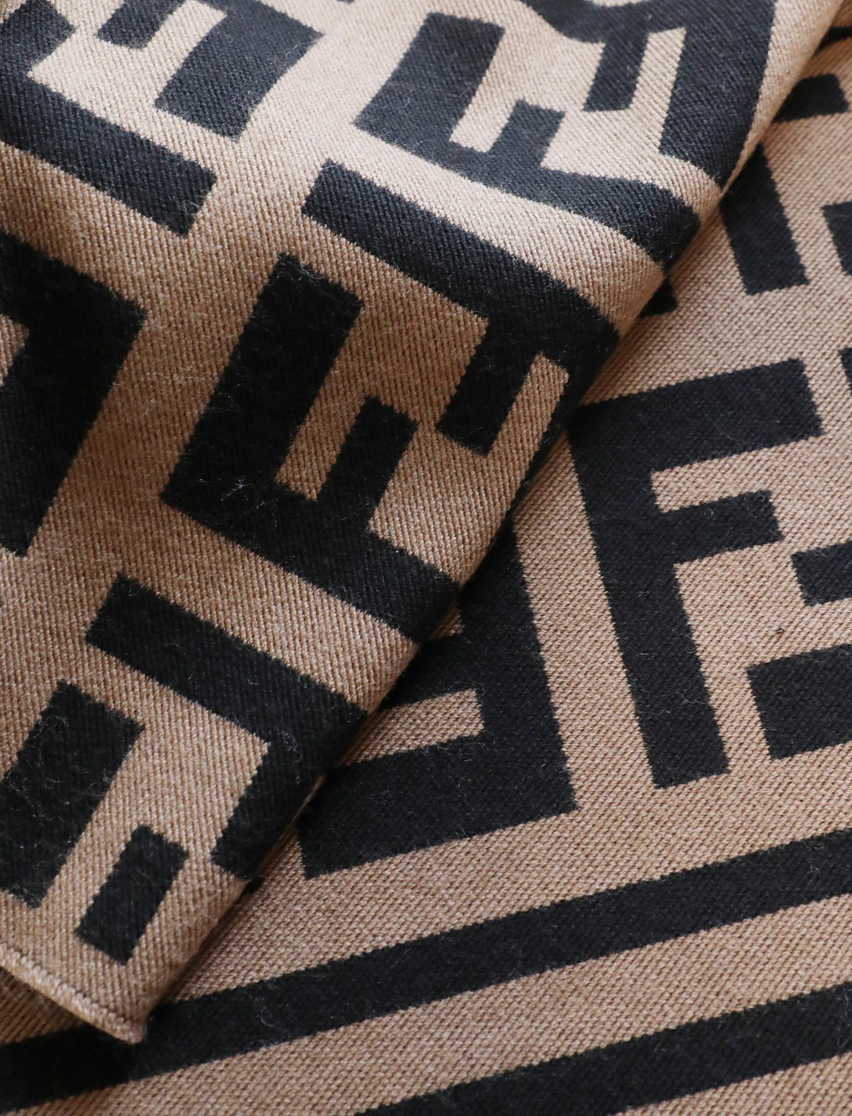 Fendi 最新版F 围巾