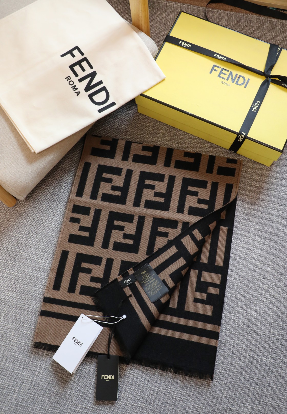 Fendi 最新版F 围巾