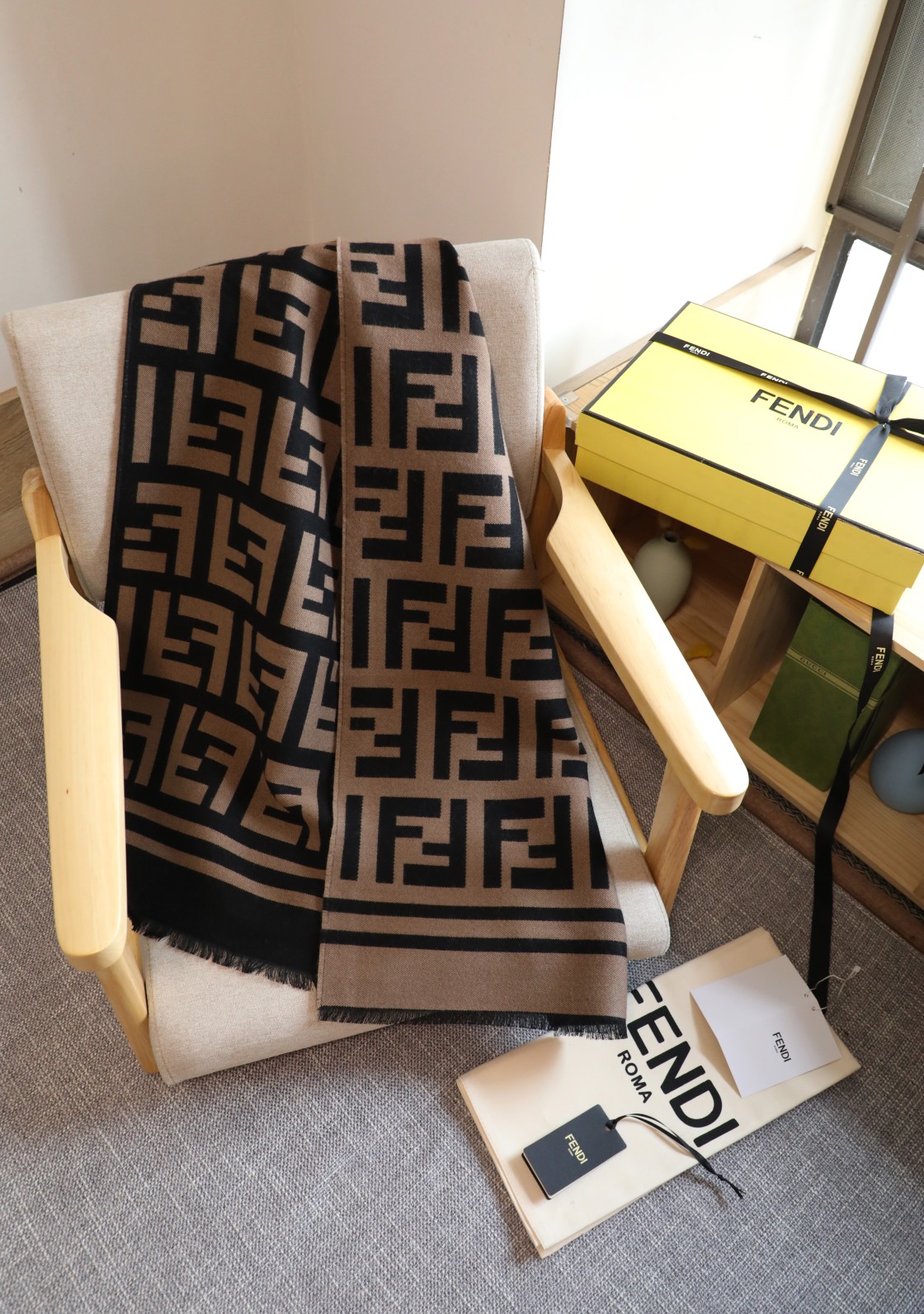 Fendi 最新版F 围巾