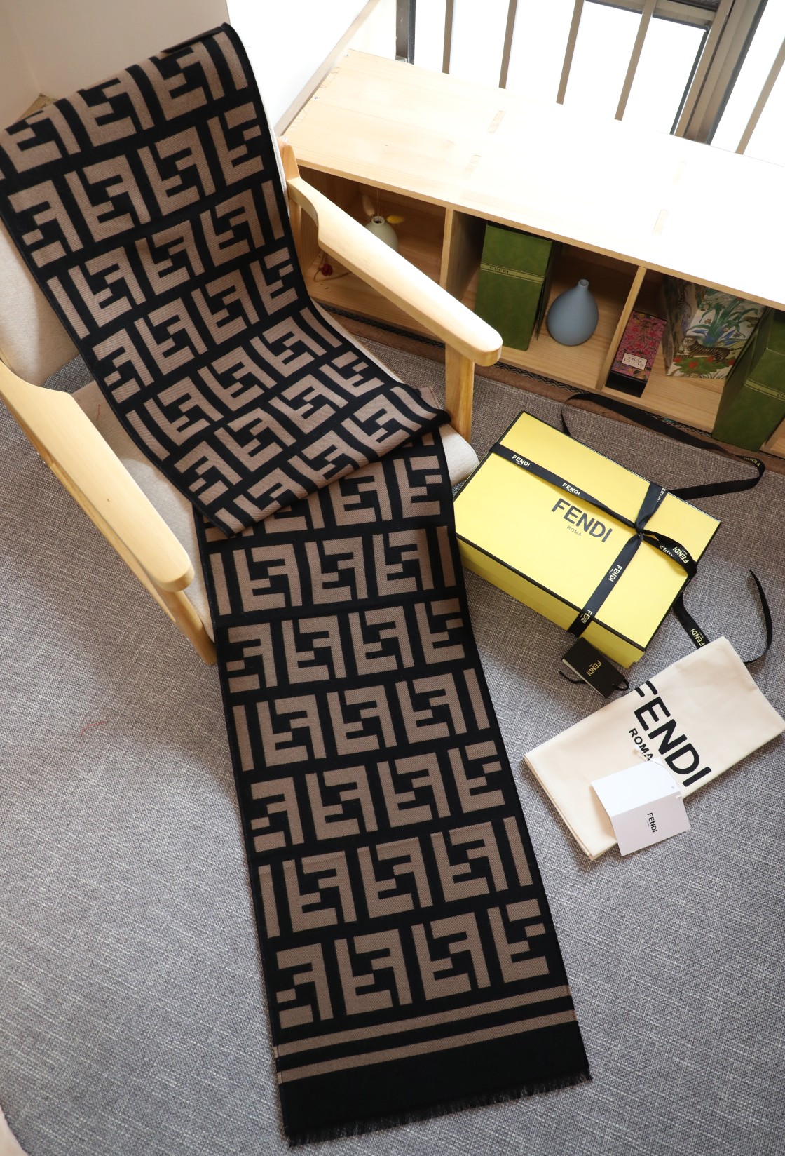 Fendi 最新版F 围巾