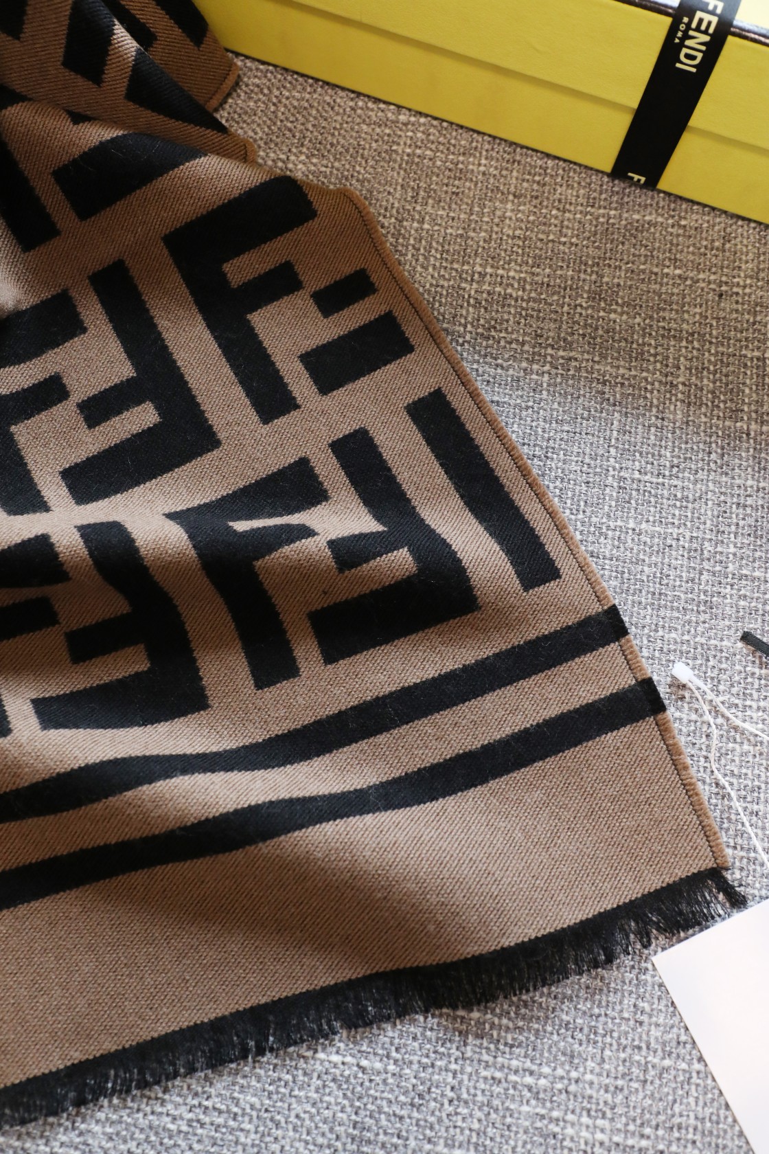 Fendi 最新版F 围巾