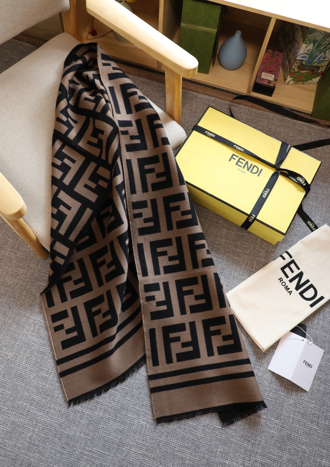 Fendi 最新版F 围巾