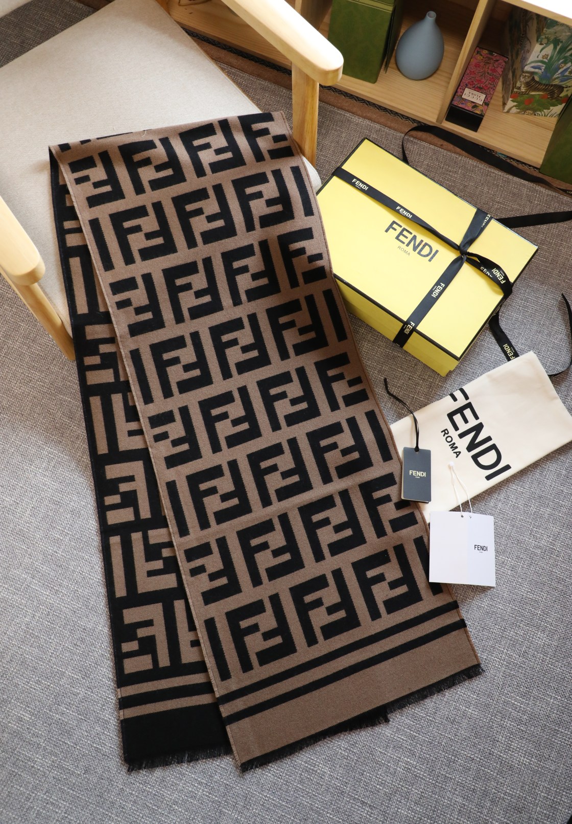 Fendi 最新版F 围巾