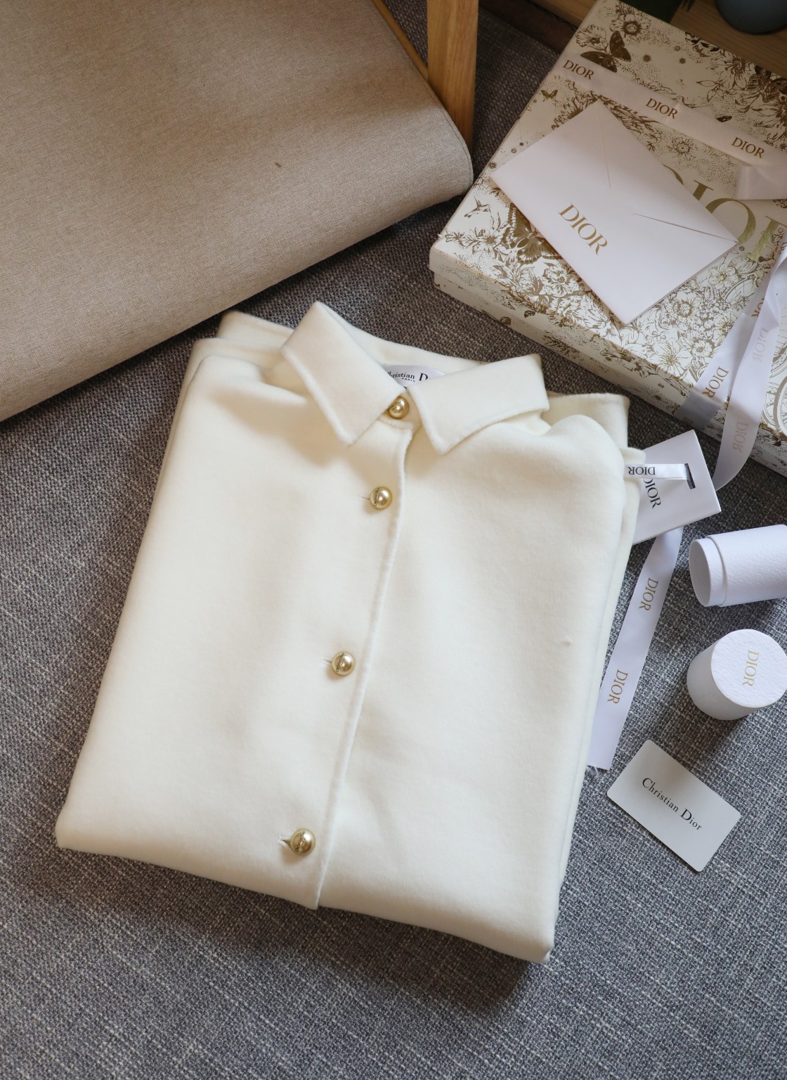 [Shawl Series]The latest DIOR product features a high neck and small lapel des