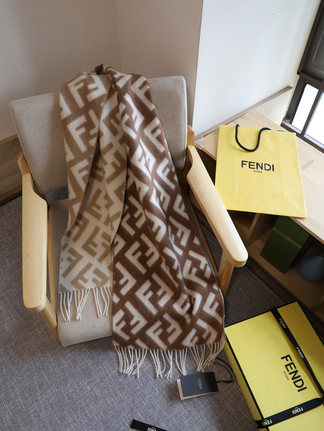 Fendi F最新 羊绒渐变围巾