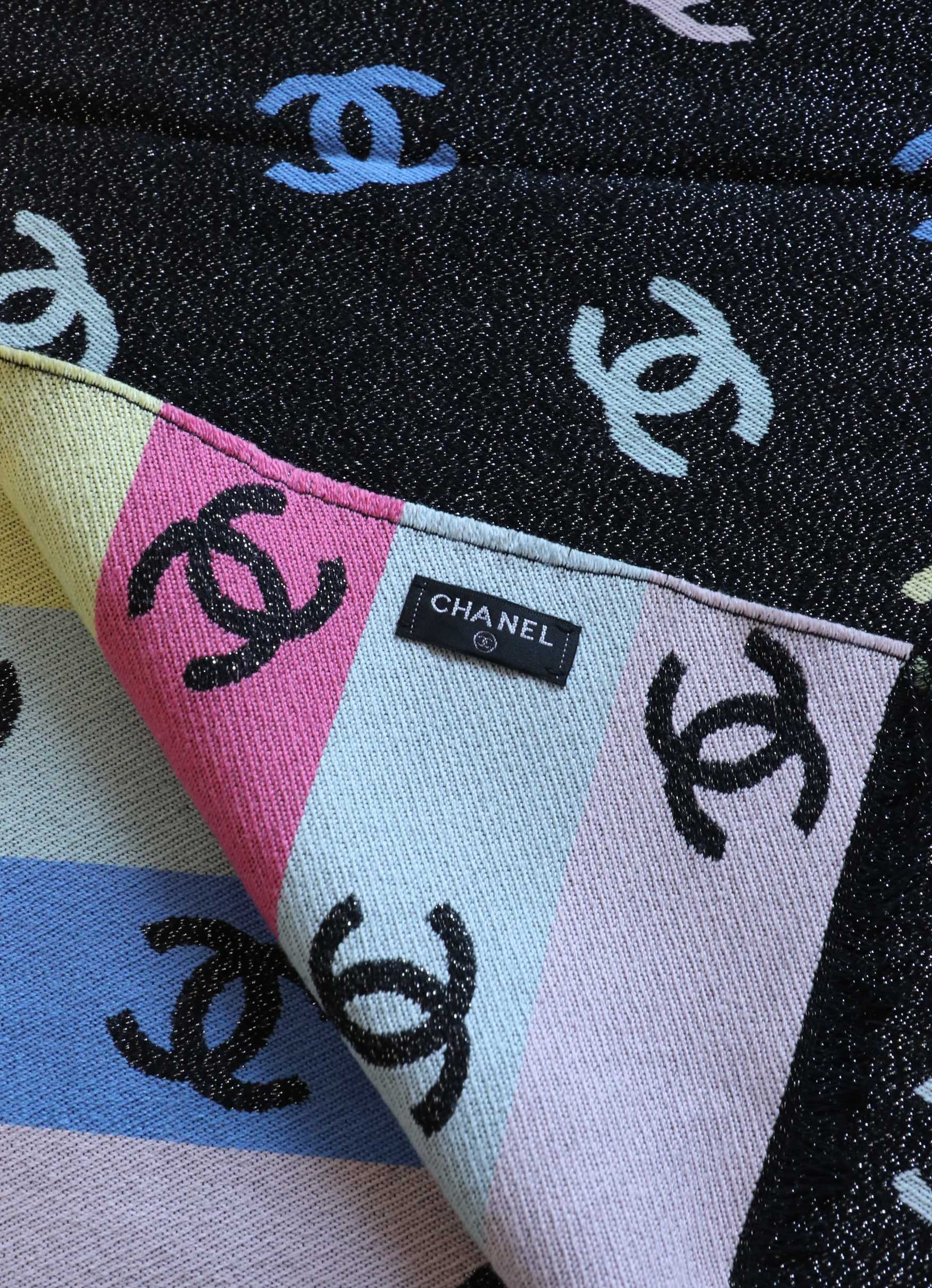 NO:603267,Xiaoxiang rainbow shawl export version, three colors, because all export tags without Chinese logos are washed, the quality is better than the domestic version. This year's most popular style, rainbow logo design, double-sided, metallic fabric, full of technology, large size, easy to match, soft to the touch, enough drape, easy to take care of, 92 cashmere 8 wool, specifications 70*200 ordinary scarf, ordinary scarf, shawls19860909小香彩虹披肩出口版 三色 因为出口所有没有中文标识的吊牌洗唛,质量比国内版更好 今年最热门款式 彩虹logo设计 双面可用 金属质感的面料 科技感十足 大尺寸好搭配 手感柔软 垂感足 好打理 92羊绒8羊毛 规格70*200普通围巾,普通围巾,shawls,scarf