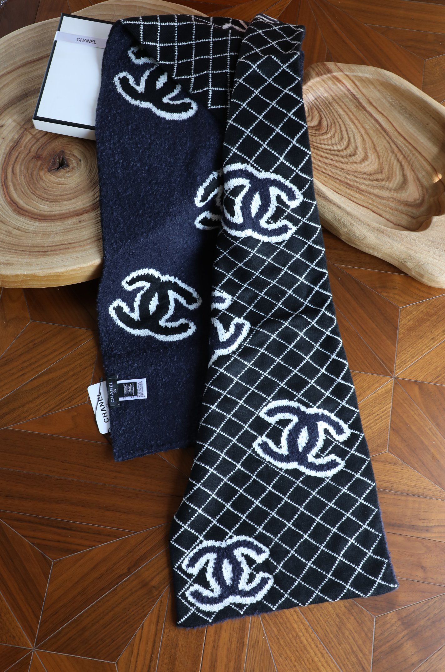 Chanel 小香菱形双面针织围巾 特别蓬松的质感 厚实双层双色 偏休闲类 规格35*180左右 100%羊绒