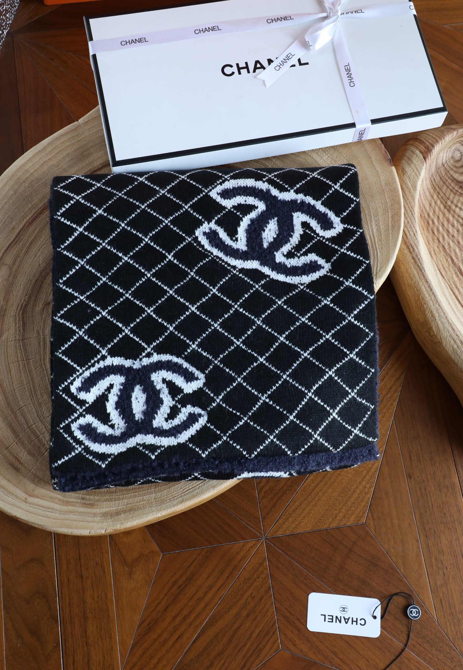 Chanel 小香菱形双面针织围巾 特别蓬松的质感 厚实双层双色 偏休闲类 规格35*180左右 100%羊绒