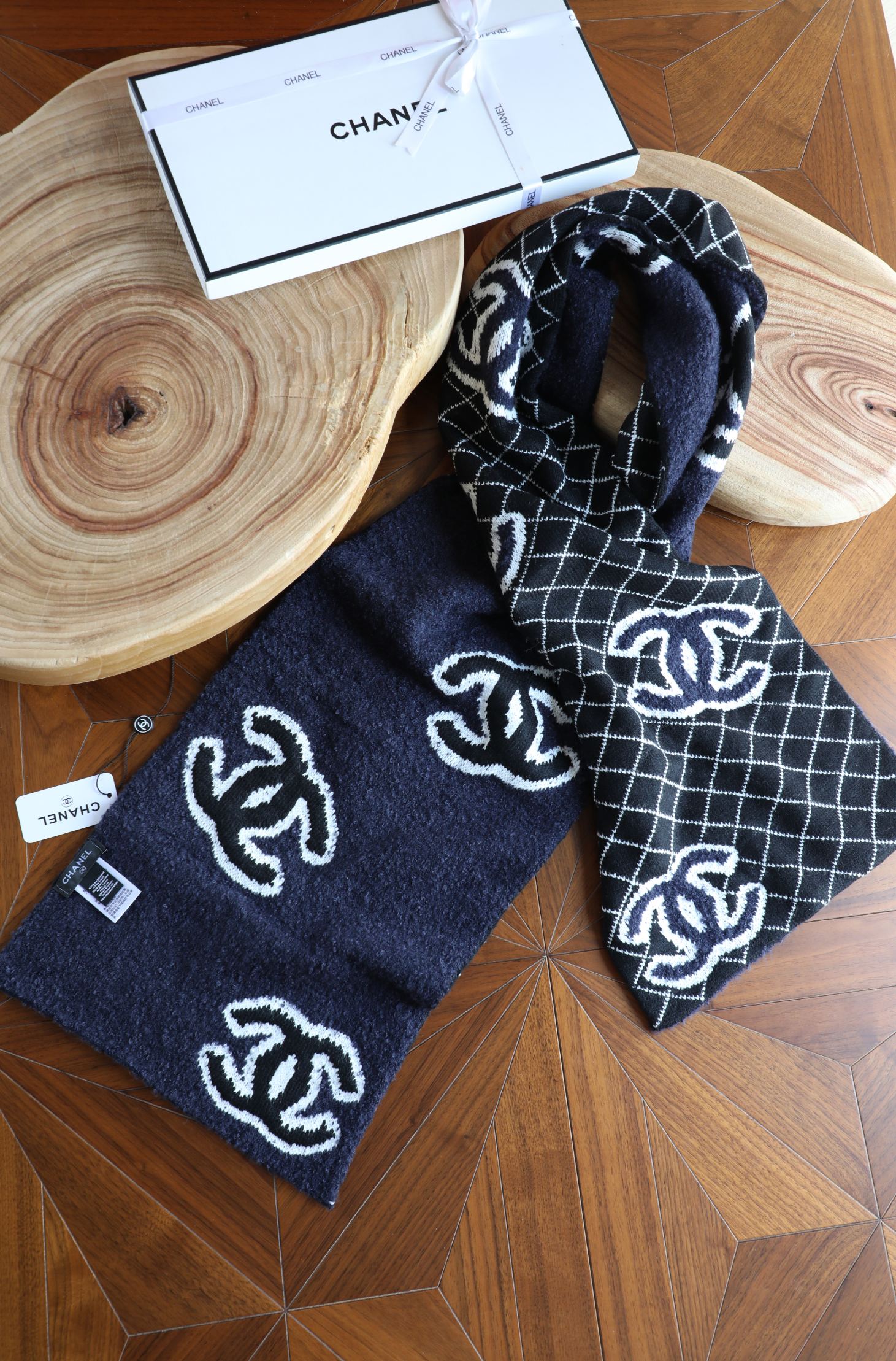 Chanel 小香菱形双面针织围巾 特别蓬松的质感 厚实双层双色 偏休闲类 规格35*180左右 100%羊绒