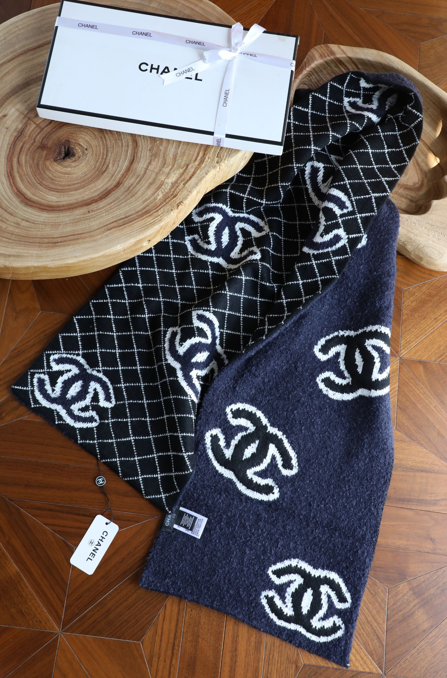 Chanel 小香菱形双面针织围巾 特别蓬松的质感 厚实双层双色 偏休闲类 规格35*180左右 100%羊绒