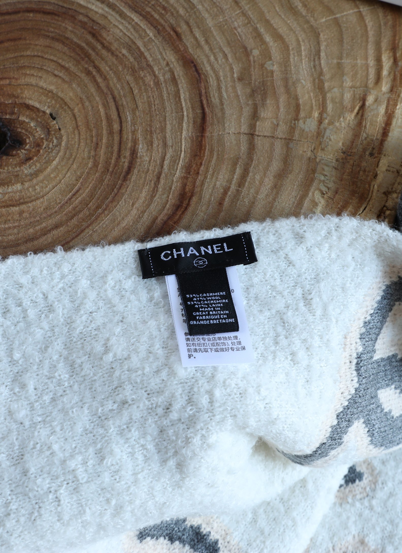 Chanel 小香菱形双面针织围巾 特别蓬松的质感 厚实双层双色 偏休闲类 规格35*180左右 100%羊绒