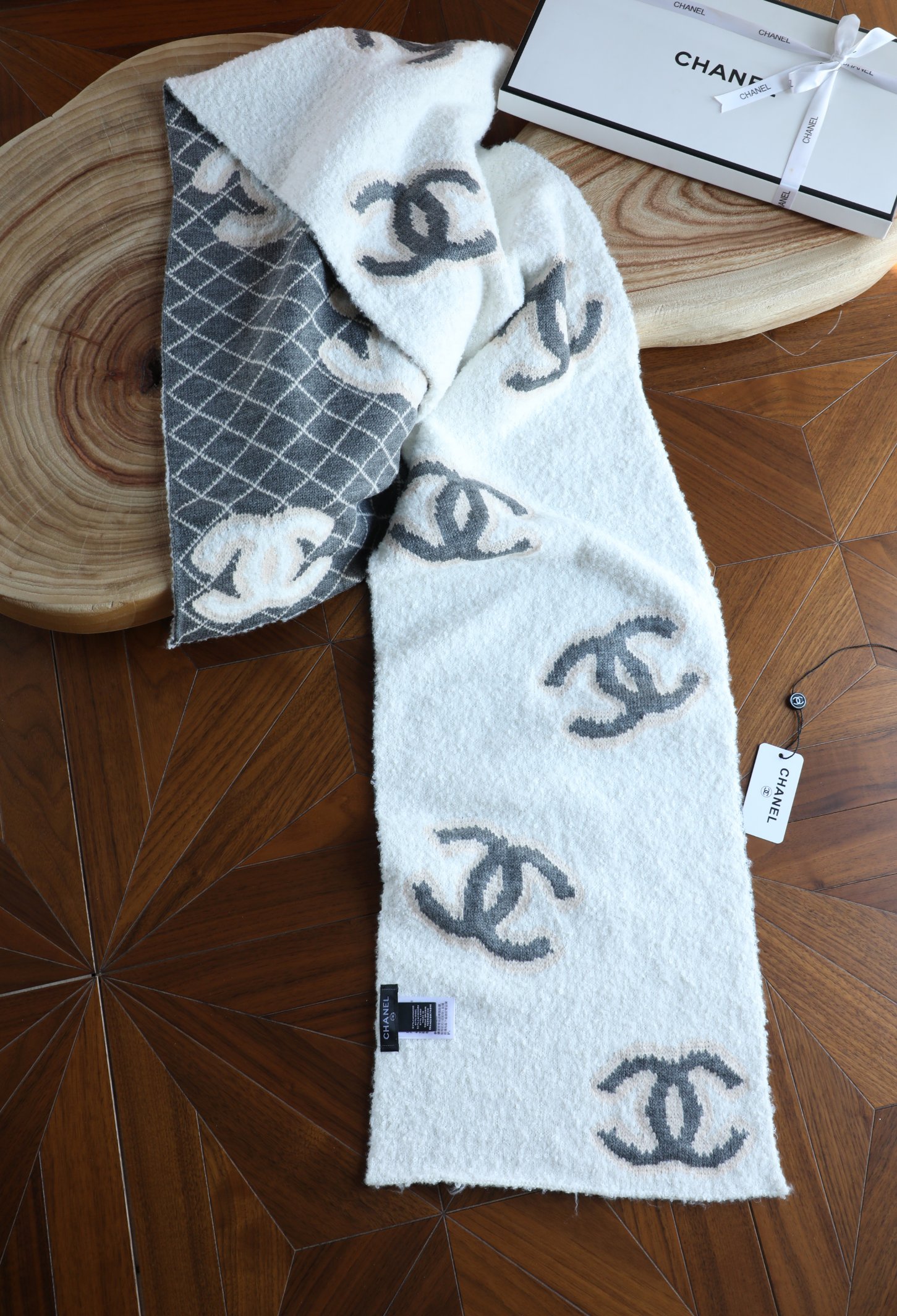 Chanel 小香菱形双面针织围巾 特别蓬松的质感 厚实双层双色 偏休闲类 规格35*180左右 100%羊绒