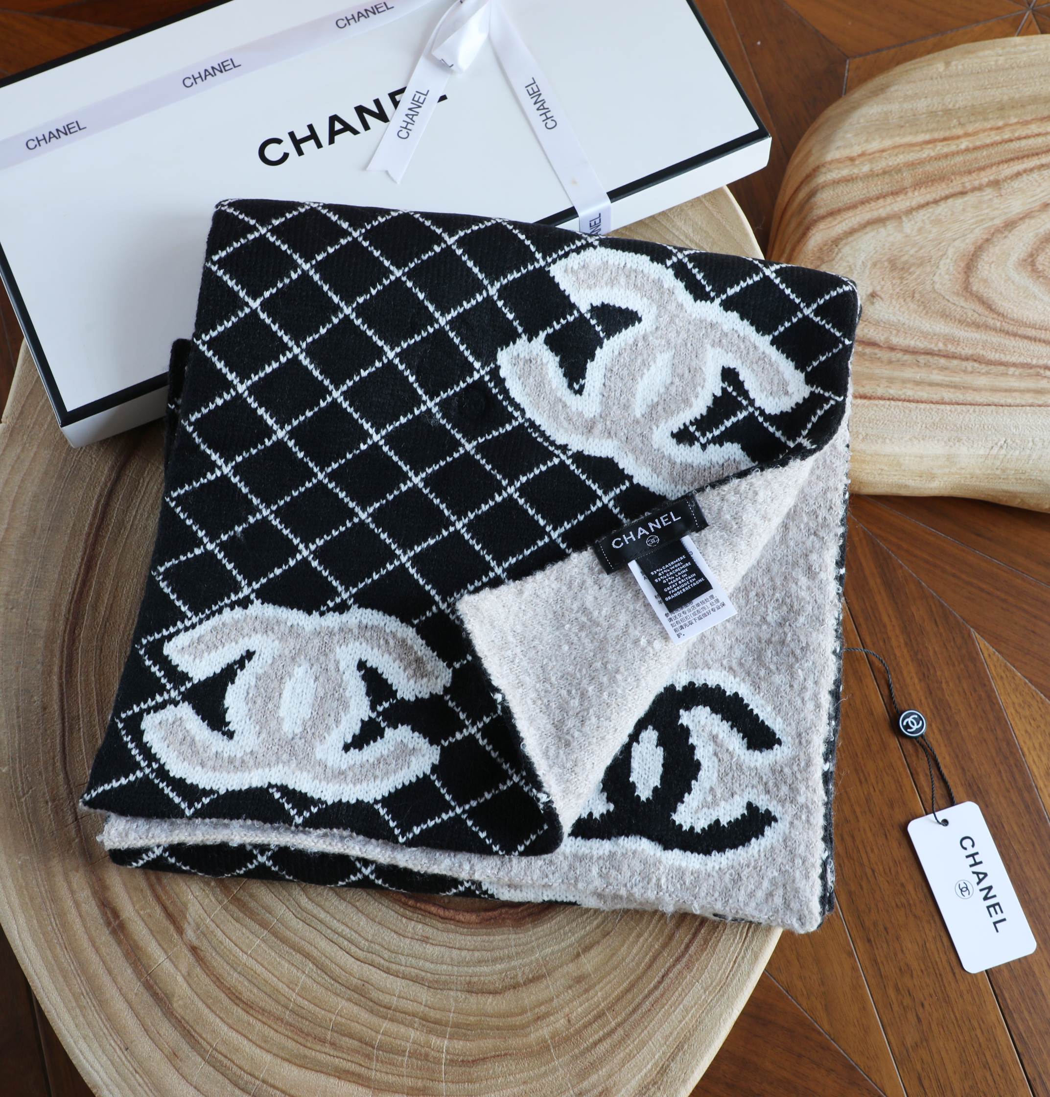 Chanel 小香菱形双面针织围巾 特别蓬松的质感 厚实双层双色 偏休闲类 规格35*180左右 100%羊绒