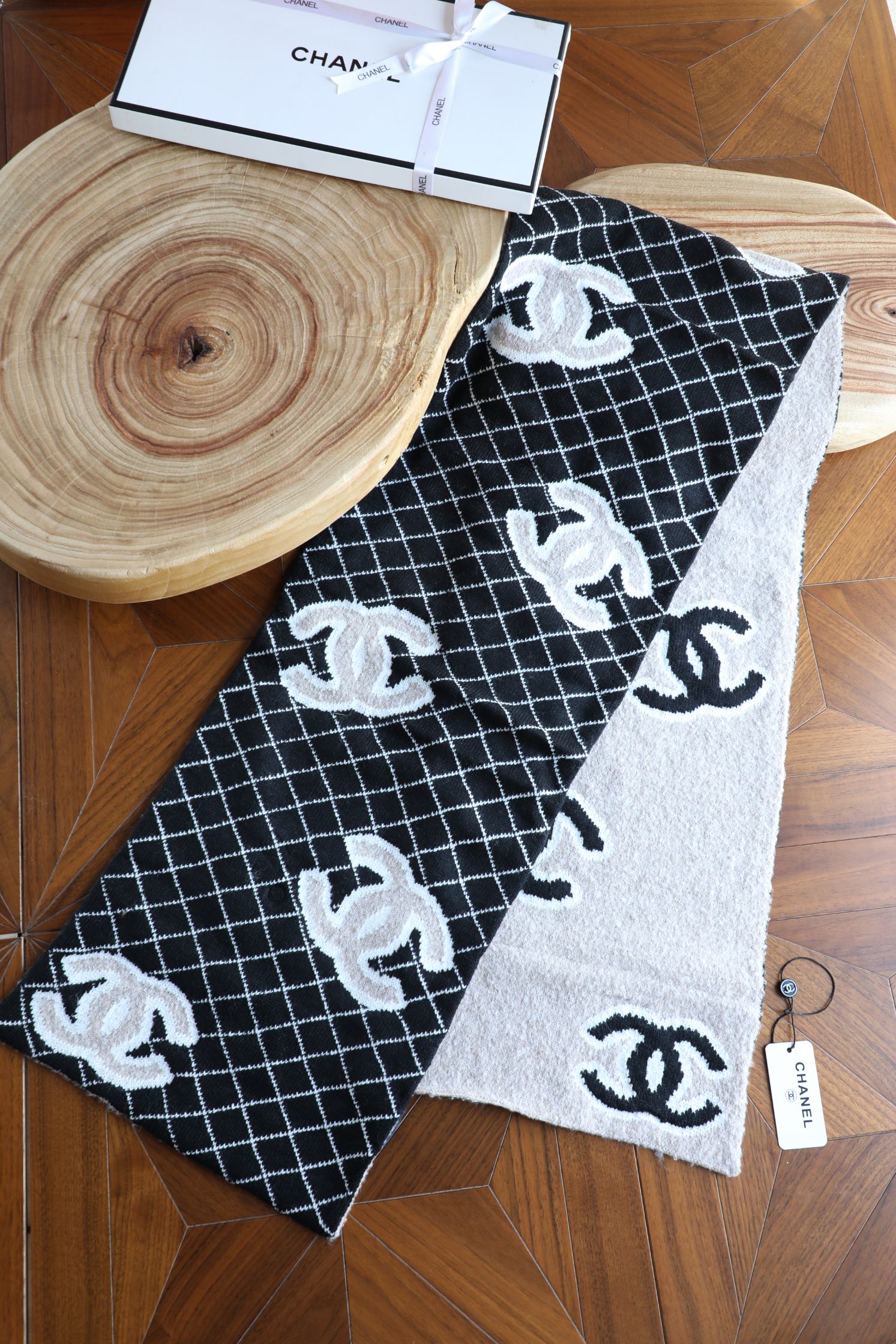 Chanel 小香菱形双面针织围巾 特别蓬松的质感 厚实双层双色 偏休闲类 规格35*180左右 100%羊绒