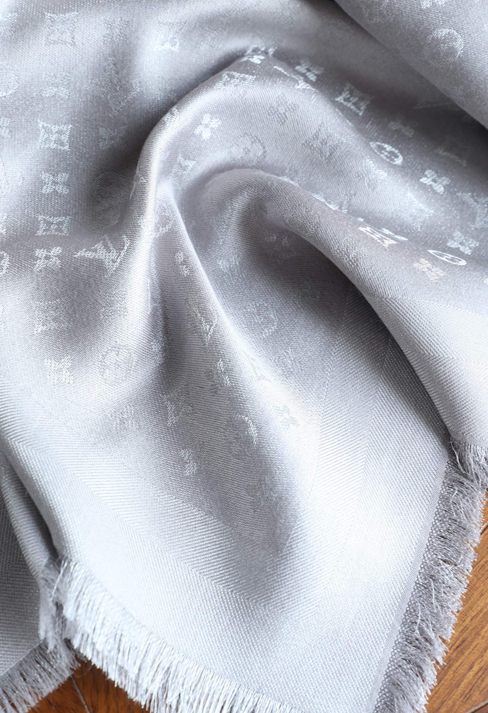 Louis Vuitton 驴家小logo银线方巾 三色