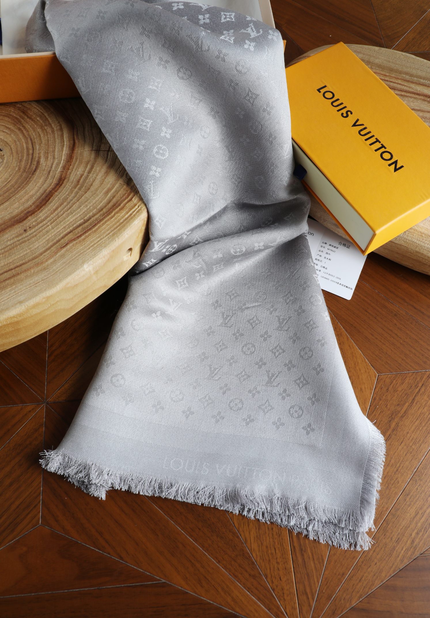 Louis Vuitton 驴家小logo银线方巾 三色