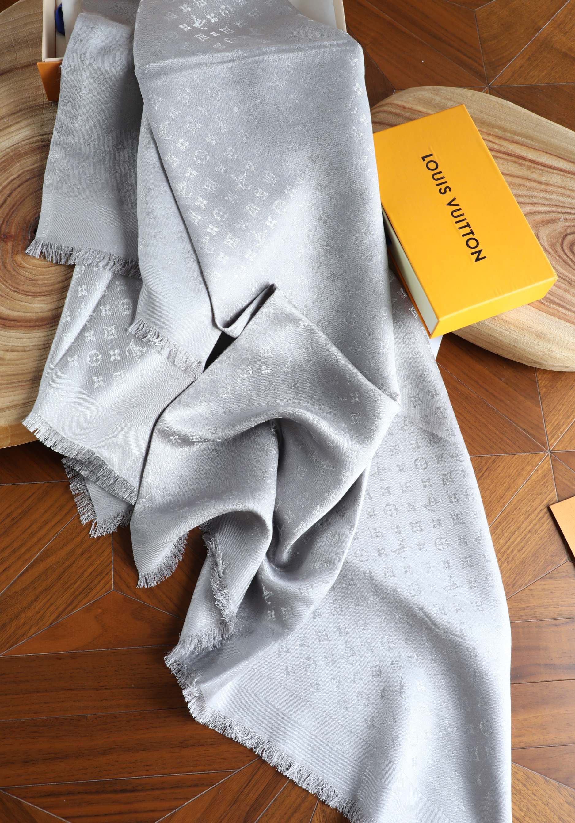 Louis Vuitton 驴家小logo银线方巾 三色