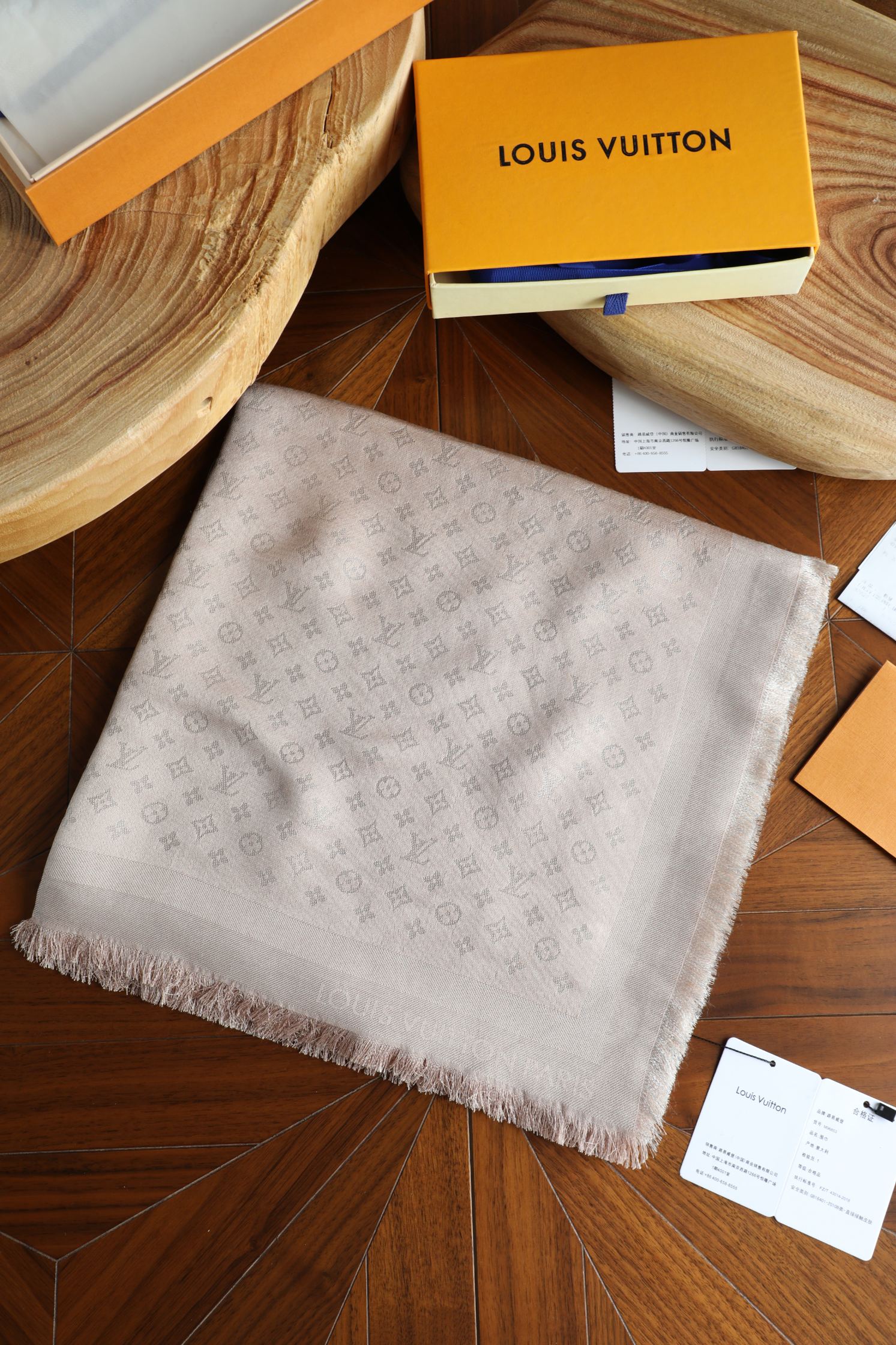 Louis Vuitton 驴家小logo银线方巾 三色