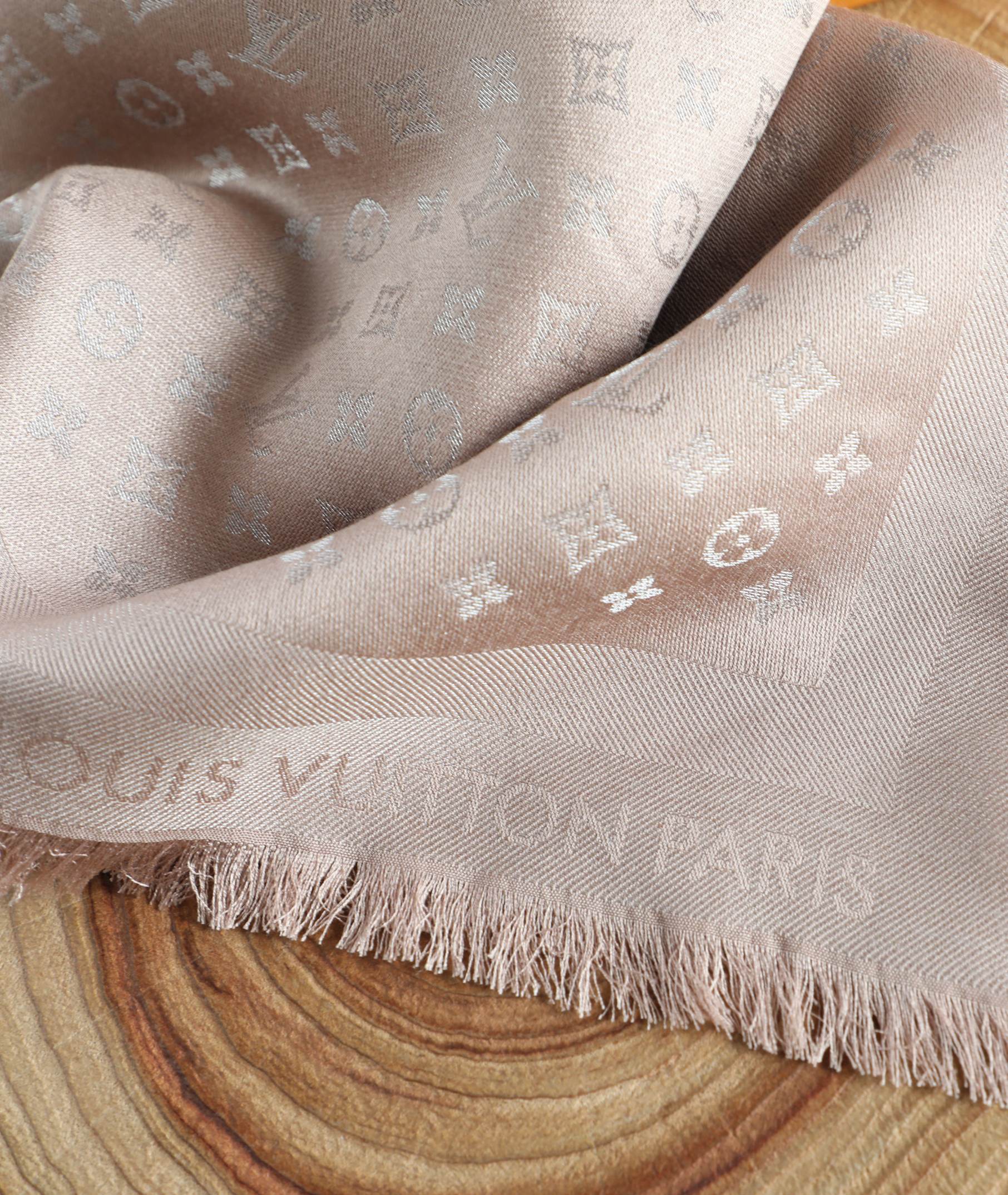 Louis Vuitton 驴家小logo银线方巾 三色