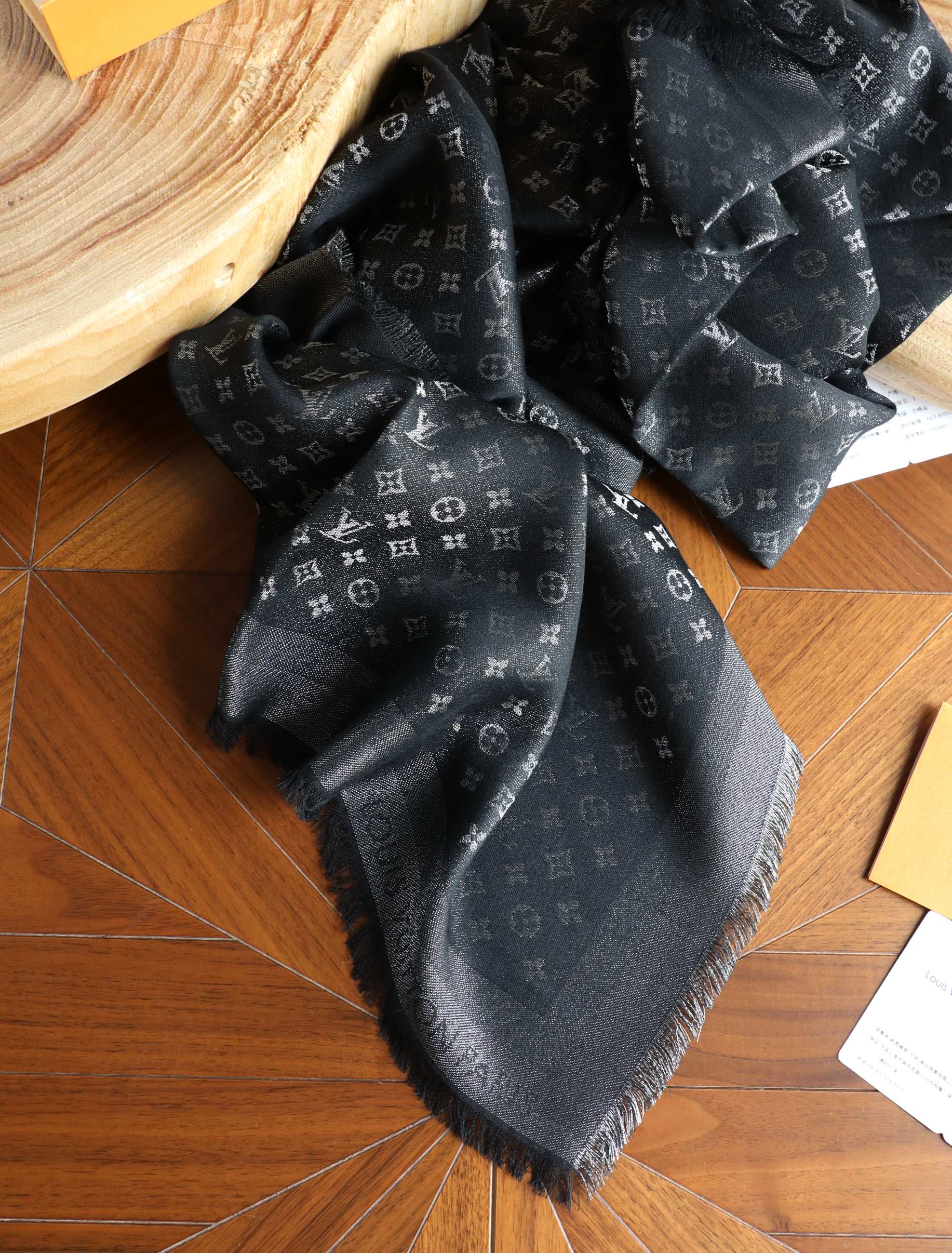 Louis Vuitton 驴家小logo银线方巾 三色