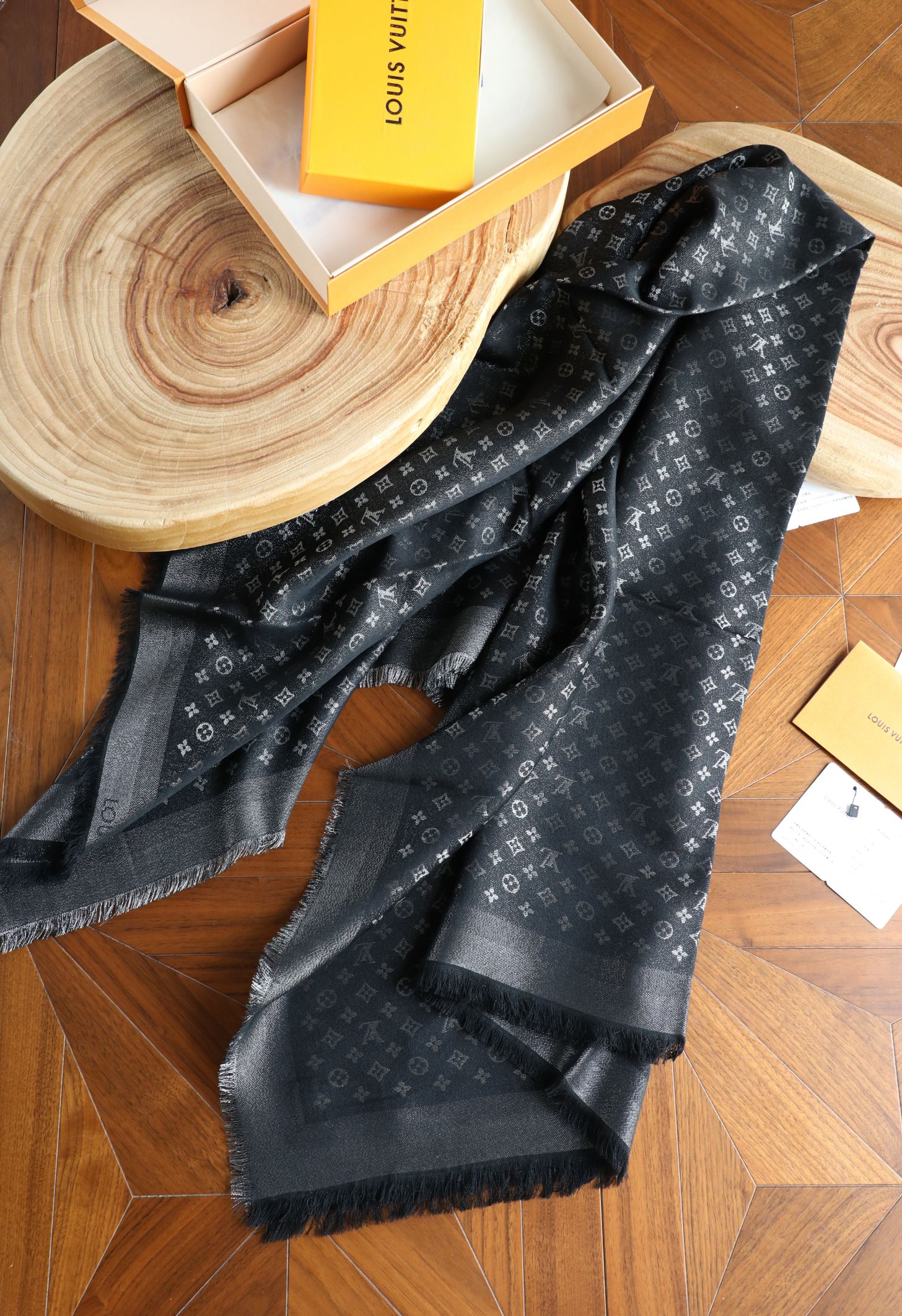 Louis Vuitton 驴家小logo银线方巾 三色